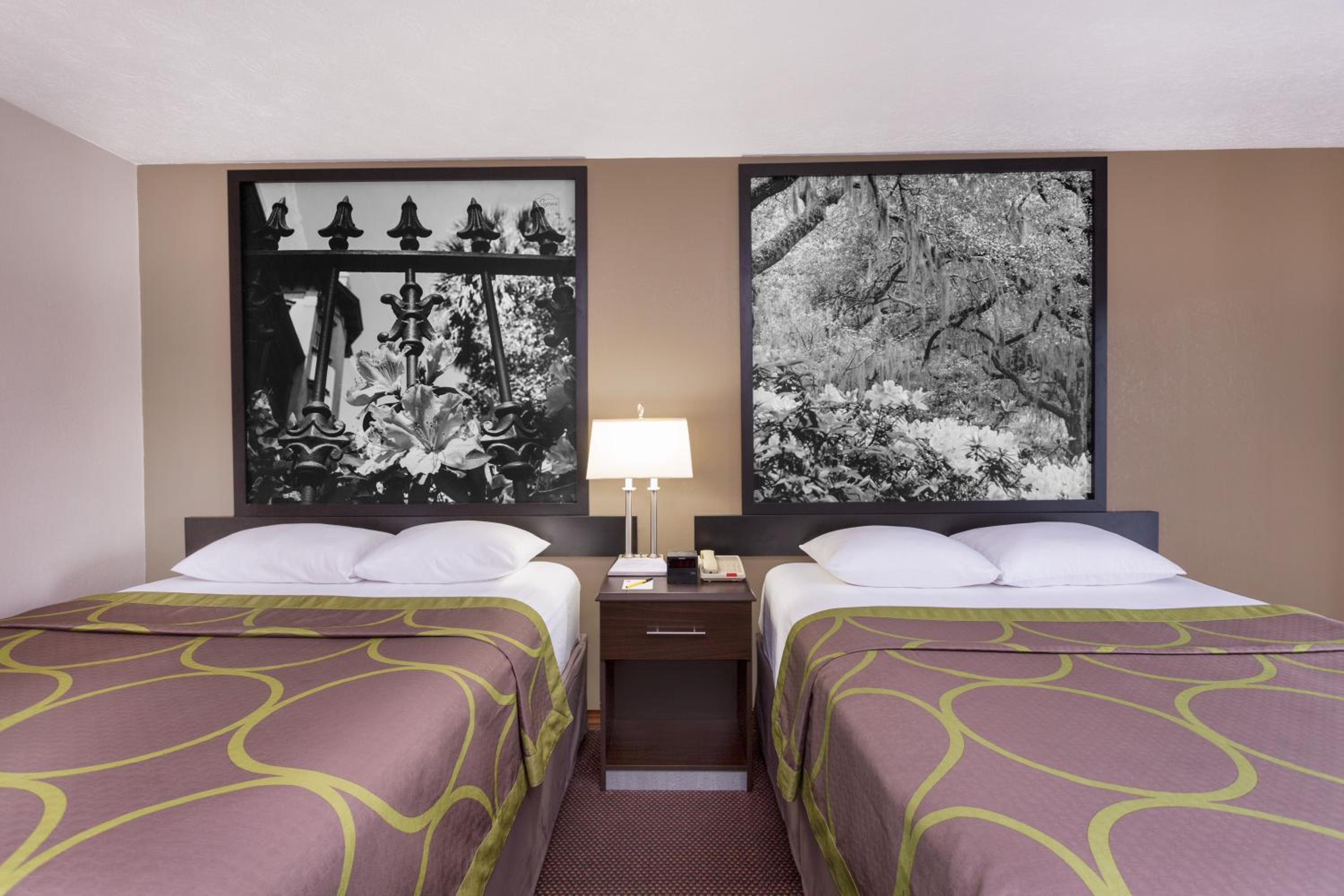 Queen Room with Two Queen Beds - Non-Smoking - Photo 1