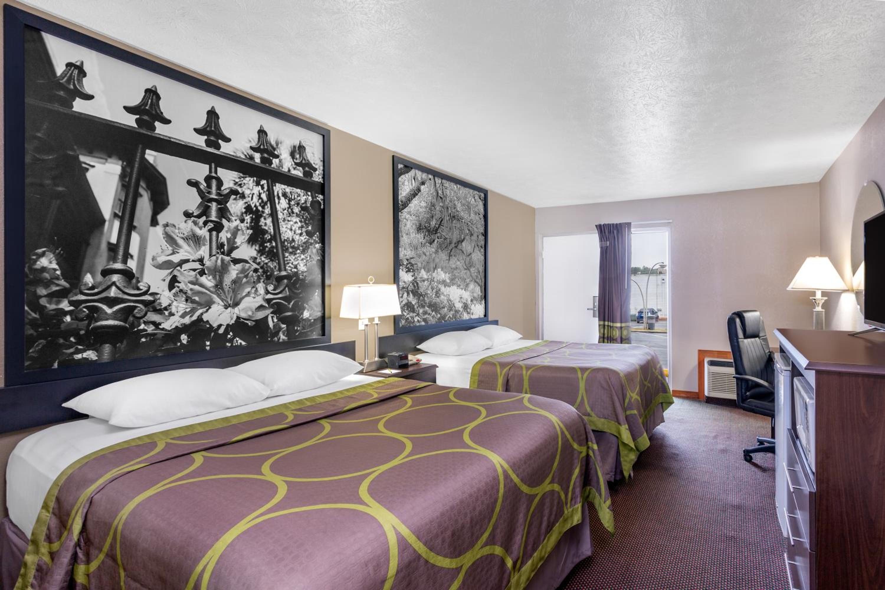 Queen Room with Two Queen Beds - Non-Smoking - Photo 6