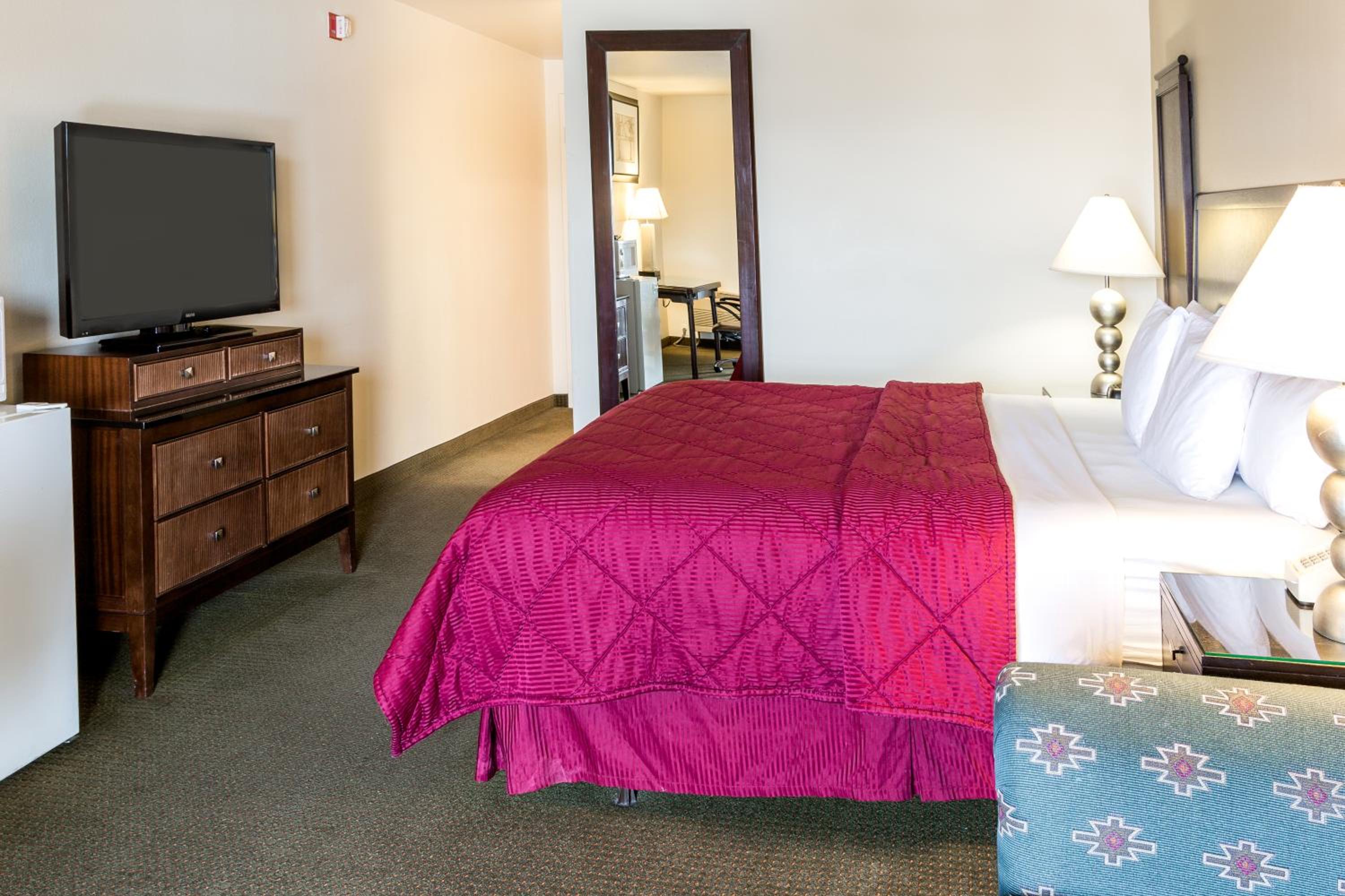 King Room with Sofa Bed and Balcony - Non-Smoking / No Pets Allowed photo 3