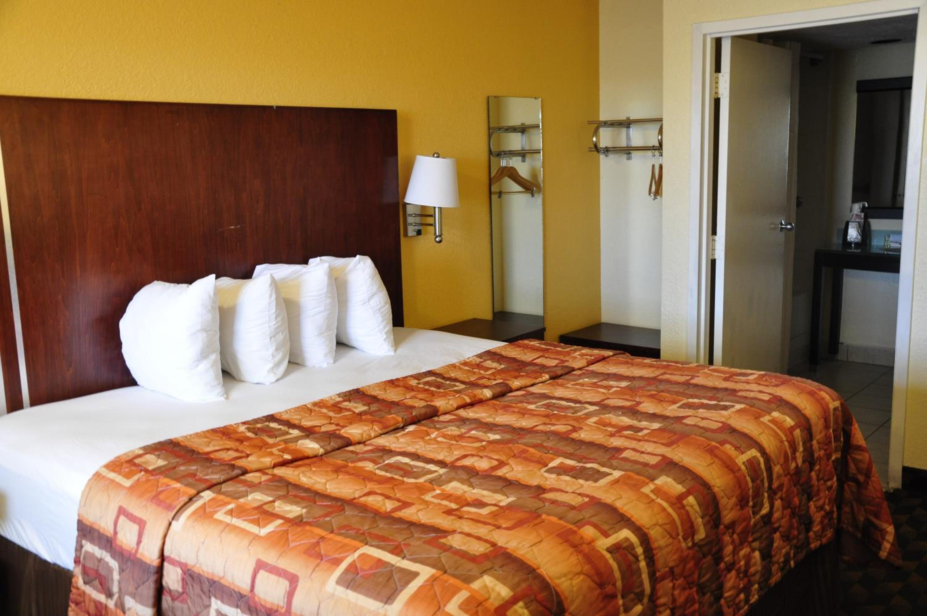 King Room with Roll-in Shower - Disability Access - Non-Smoking - Photo 3