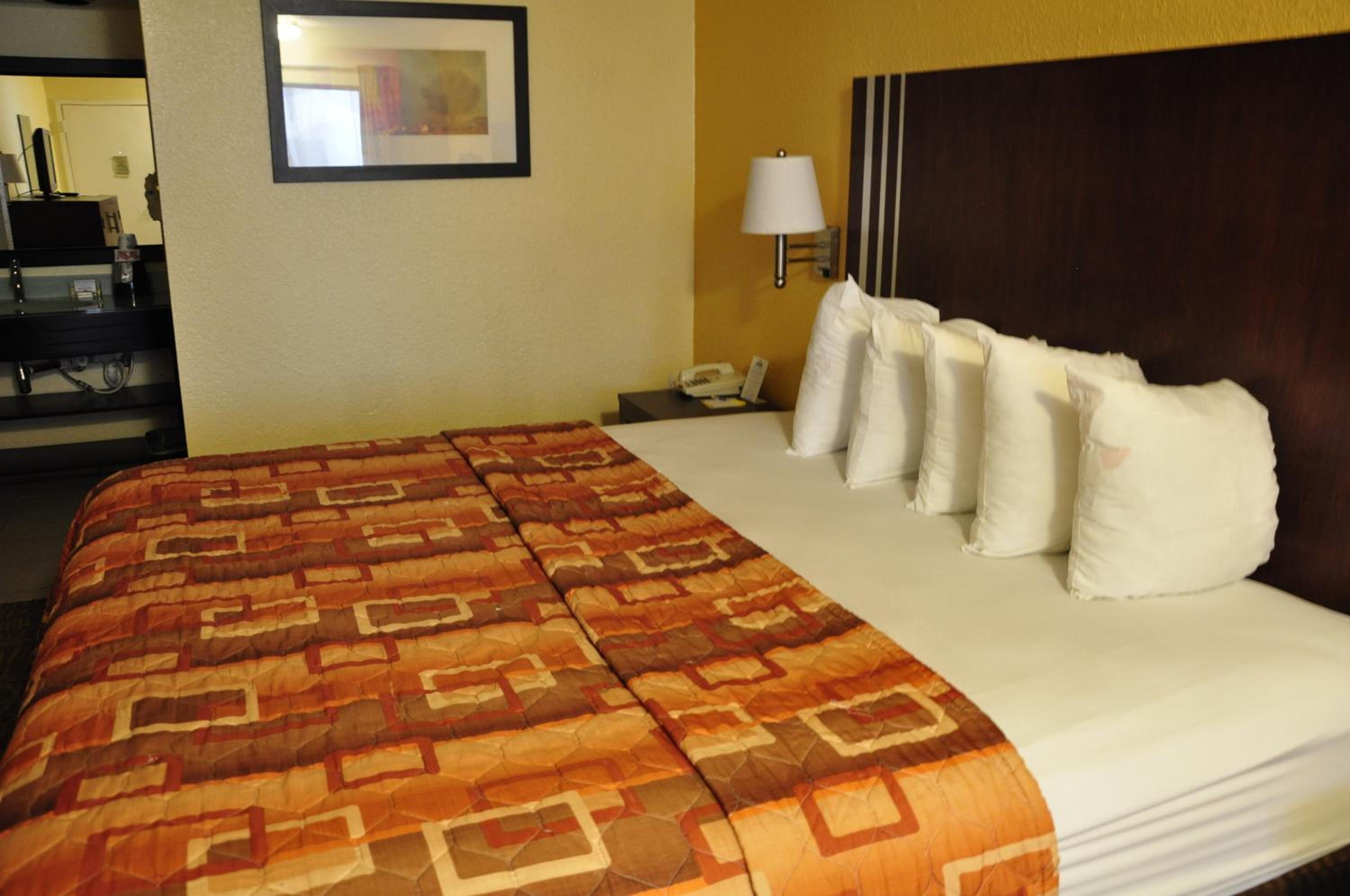 King Room with Roll-in Shower - Disability Access - Non-Smoking - Photo 2