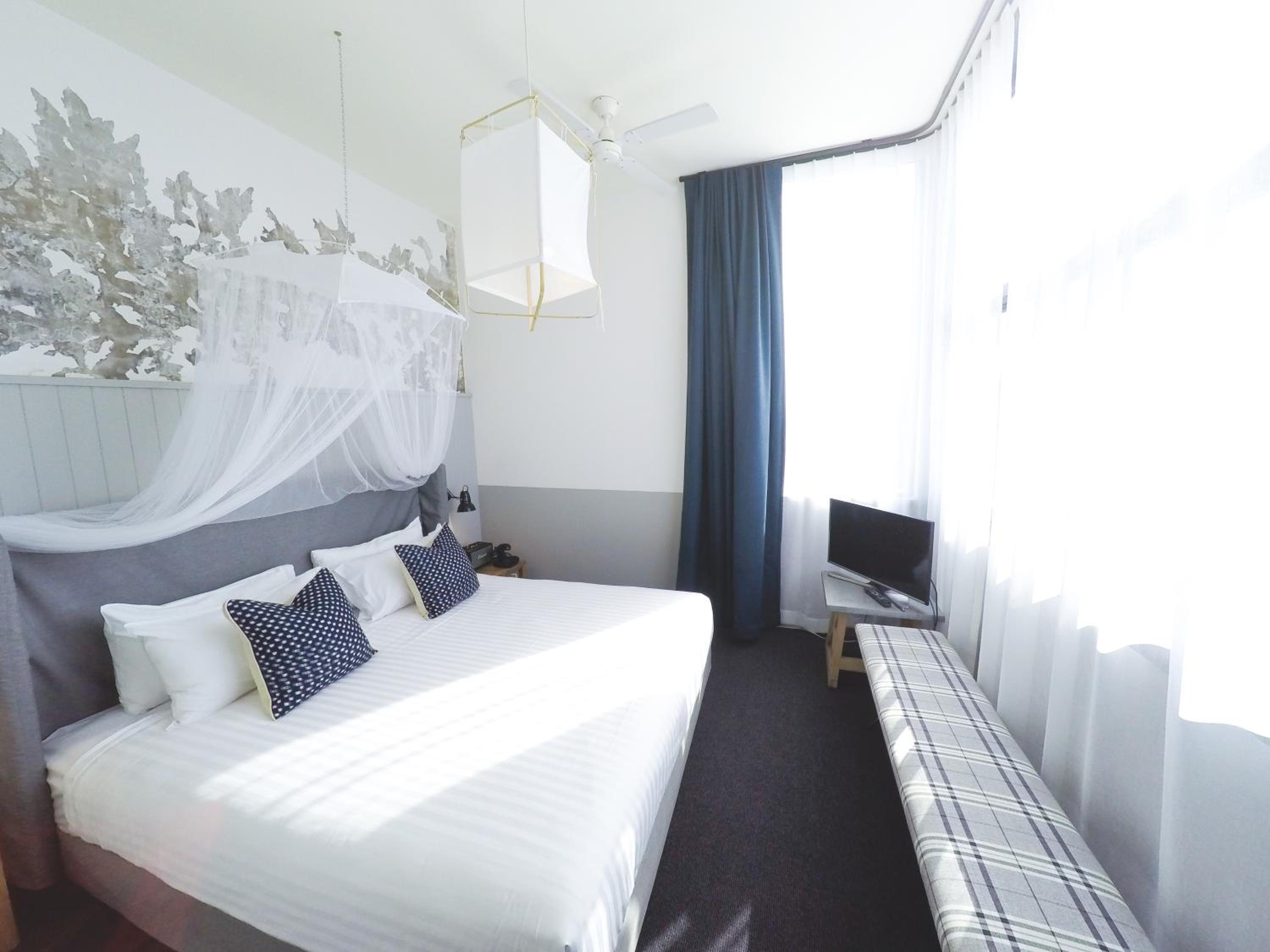 George Power One-Bedroom King Suite thumbnail 5
