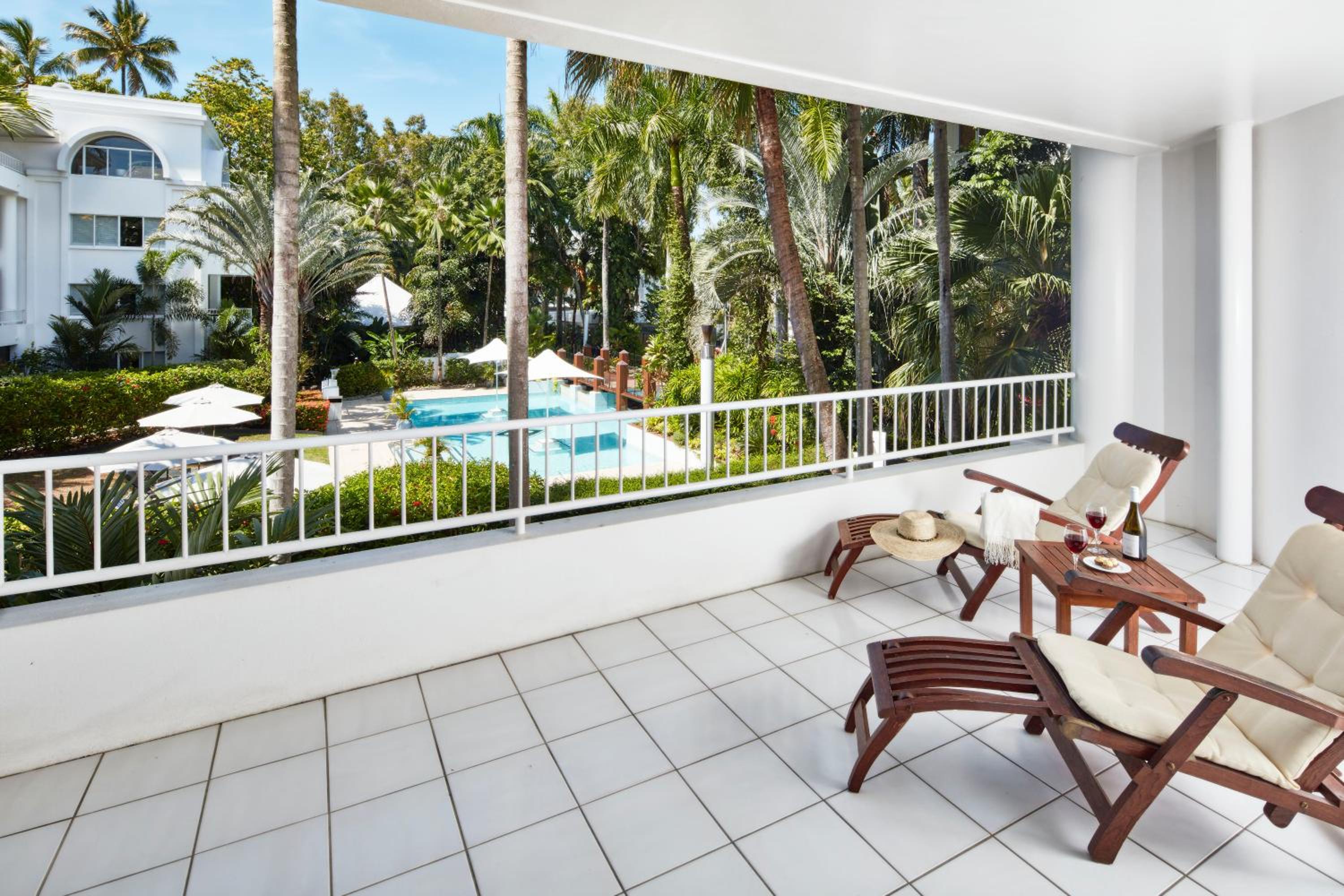 3 Bedroom Pool View Apartment - Free Parking, WiFi and Daily Beach Yoga - Photo 6