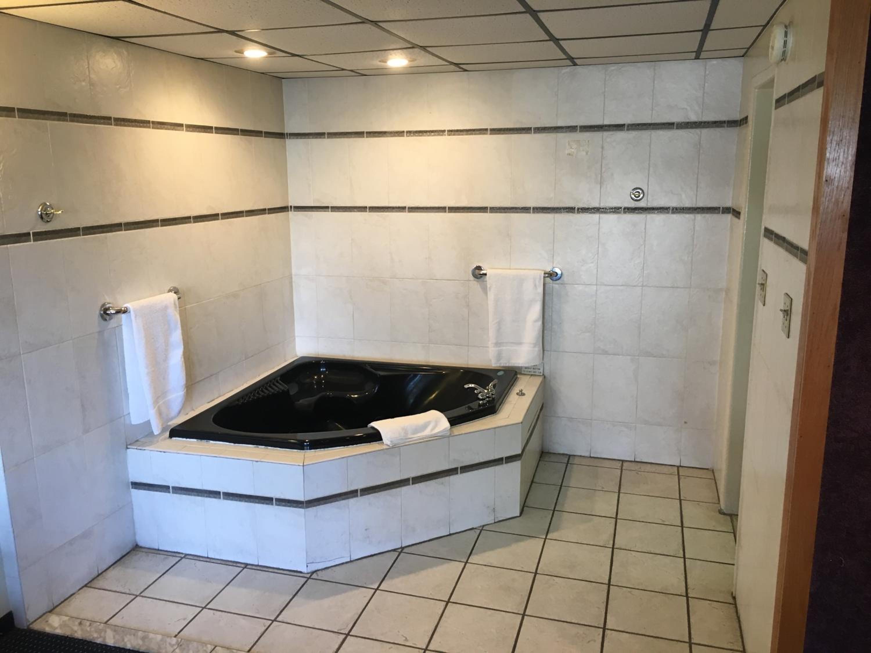 Queen Suite with Spa Bath photo 3