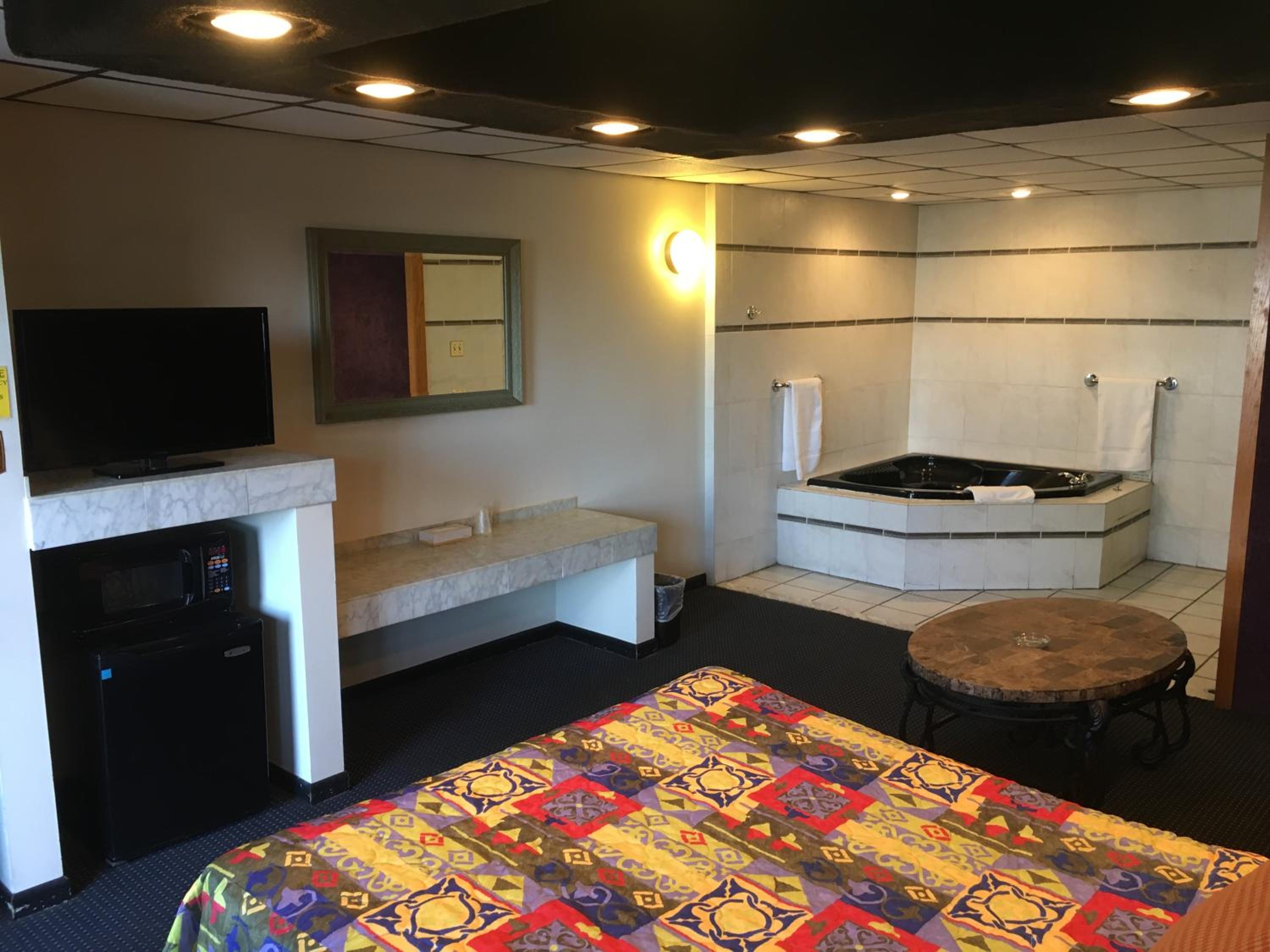 Queen Suite with Spa Bath photo 1