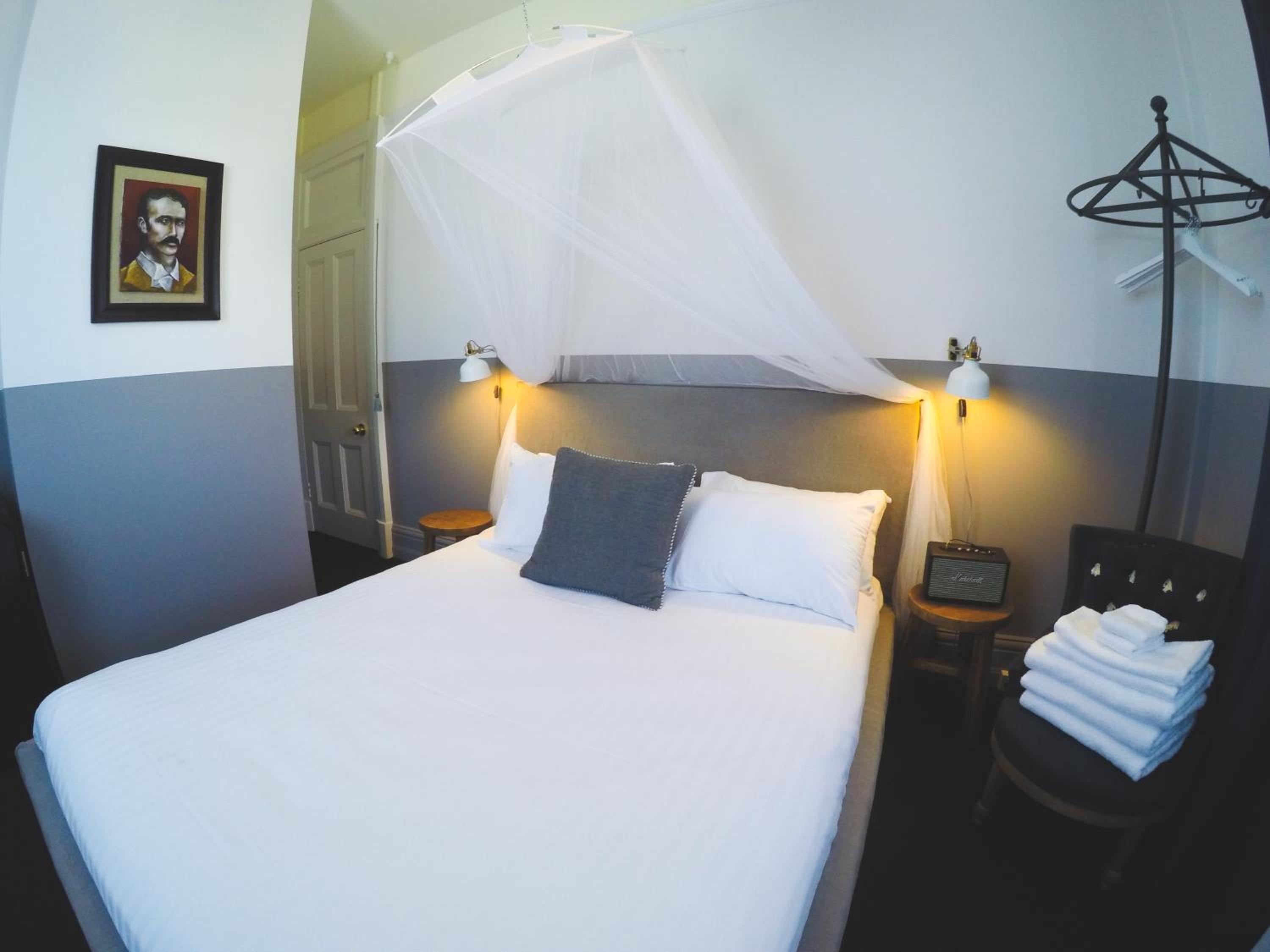 Surgeon White Queen Room