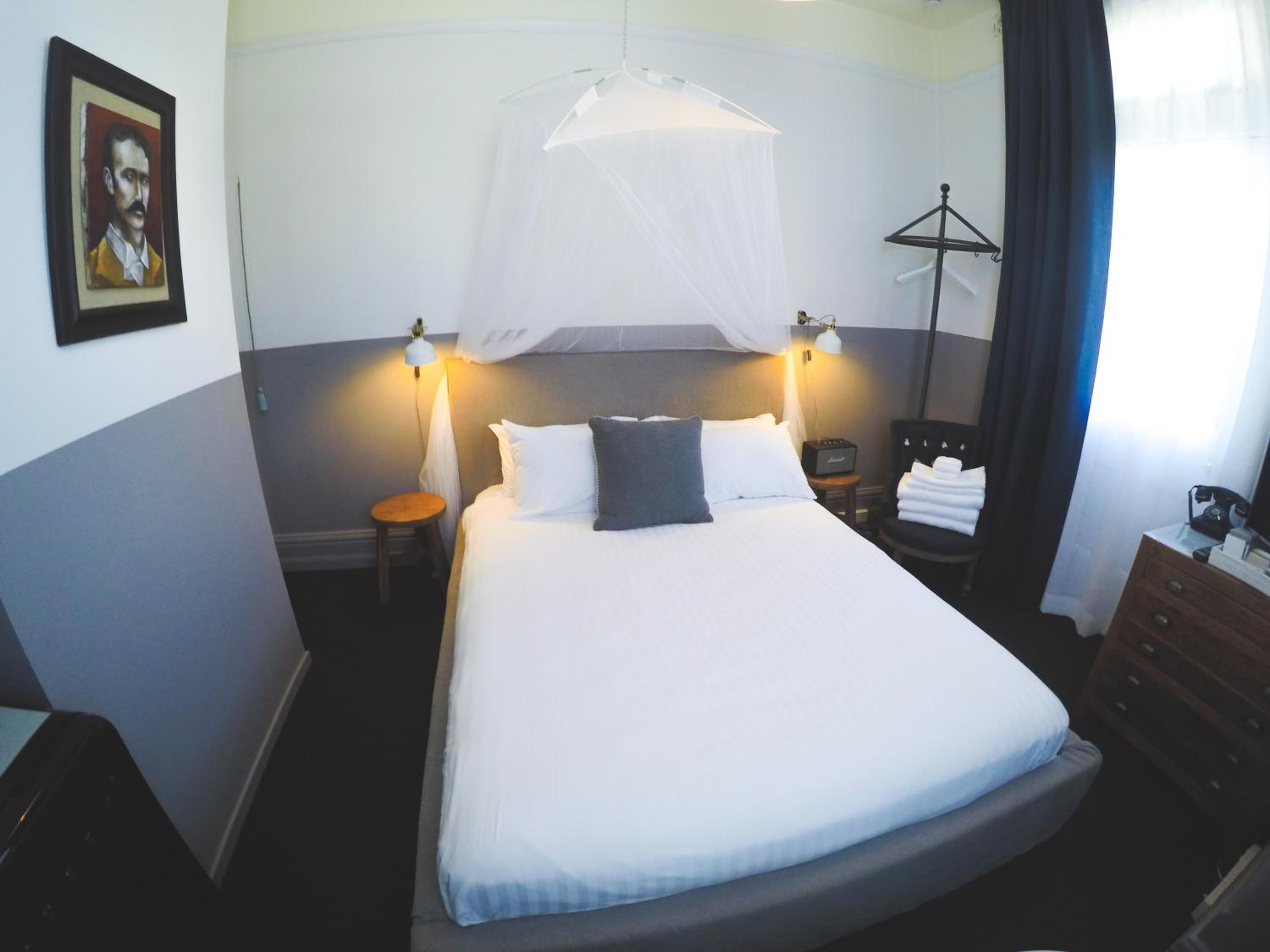 Surgeon White Queen Room