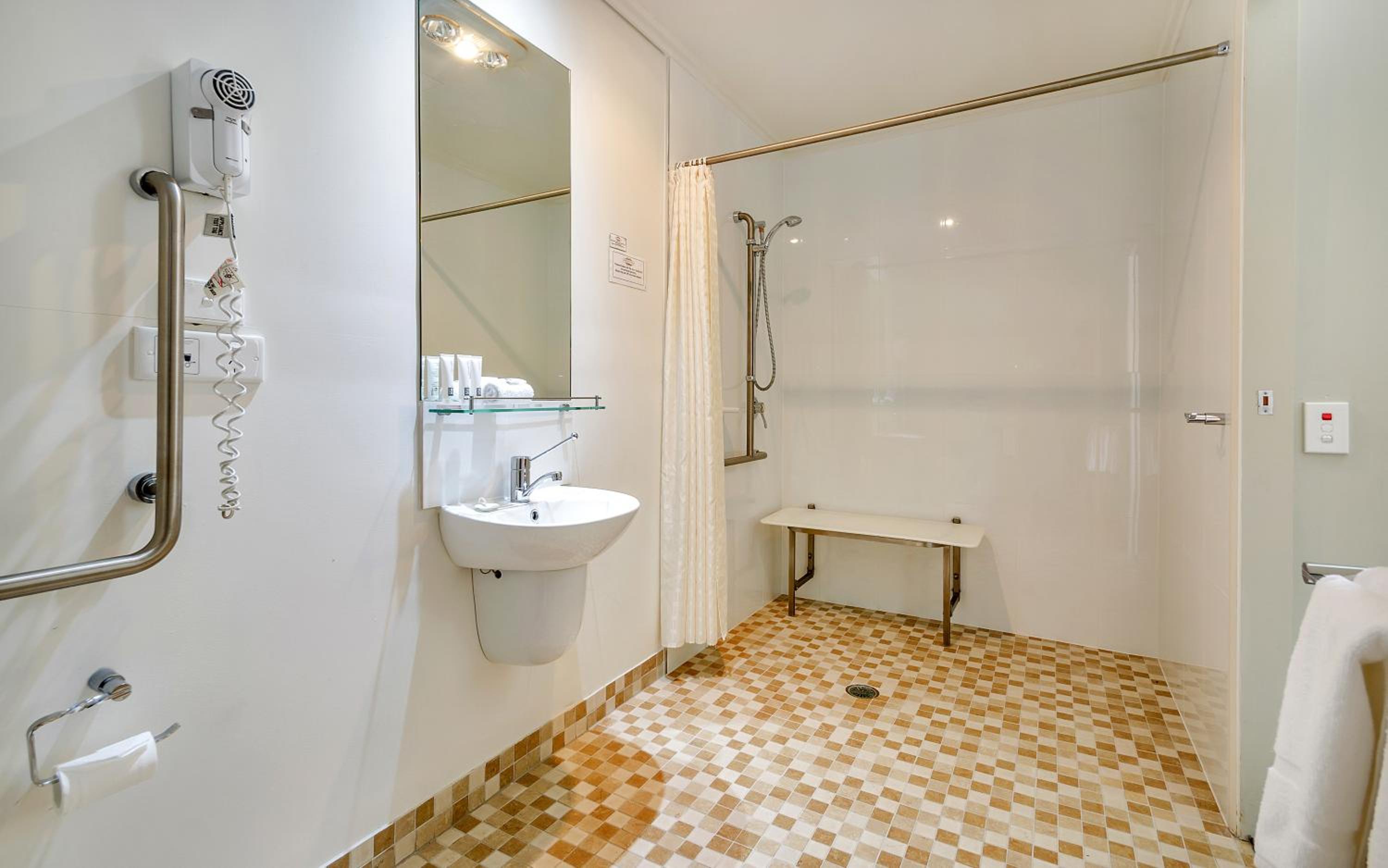 Queen Room - Disability Access photo 3
