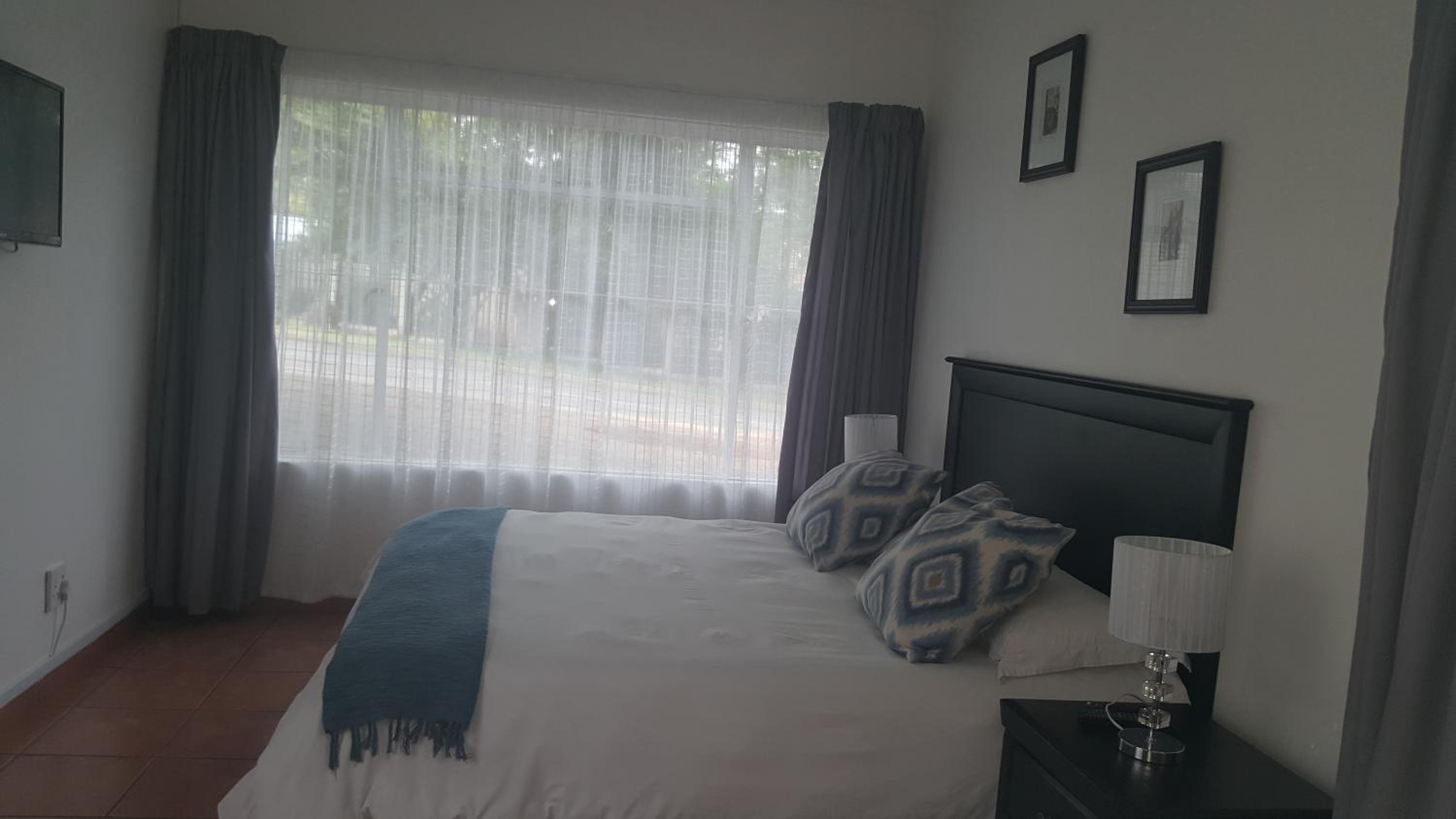 Deluxe Queen Room - Photo 7