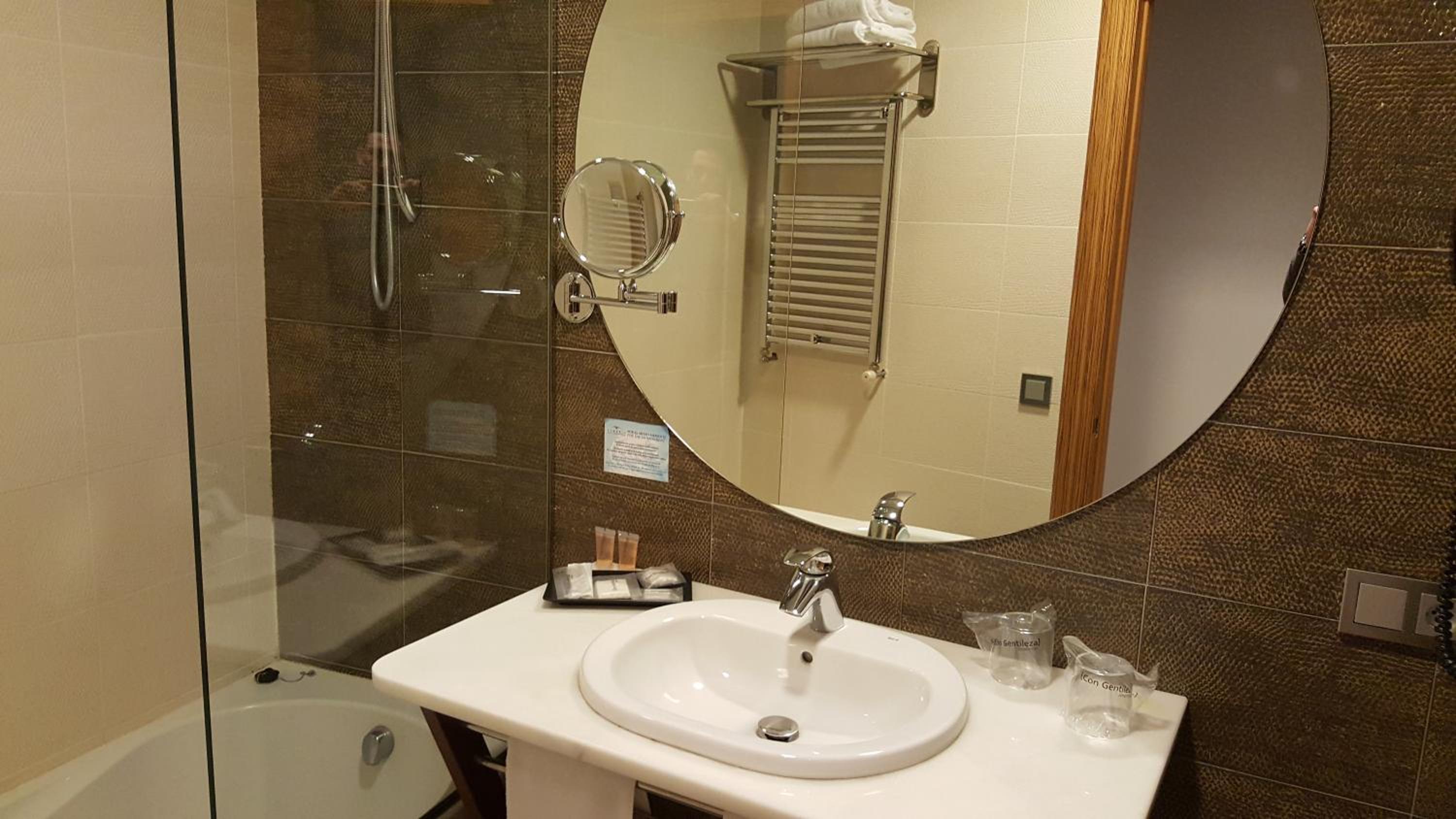 Triple Room (2 Adults + 1 Child) - Photo 4
