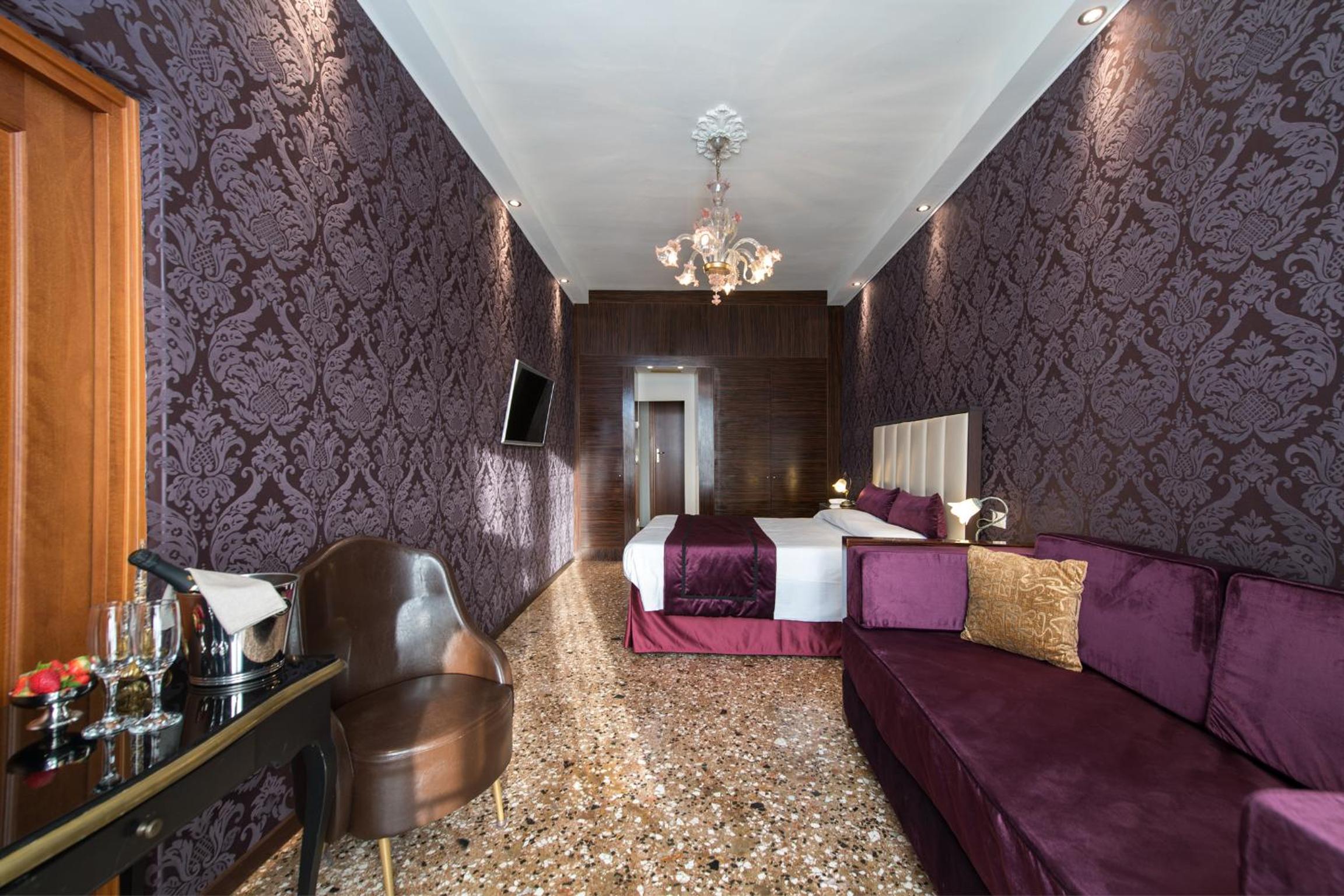 Deluxe Room with Grand Canal View photo 2