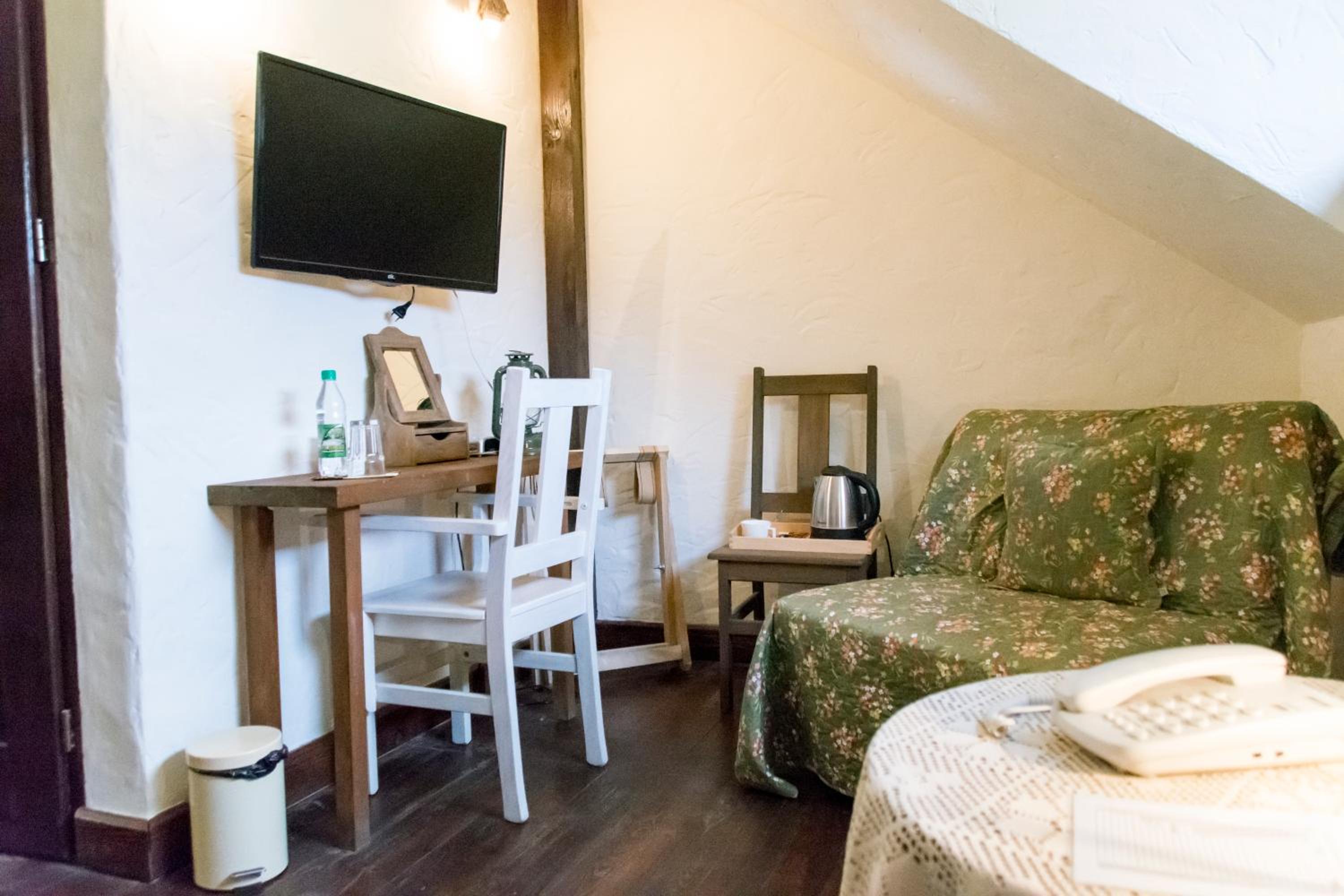 Single Room with Private Bathroom photo 3