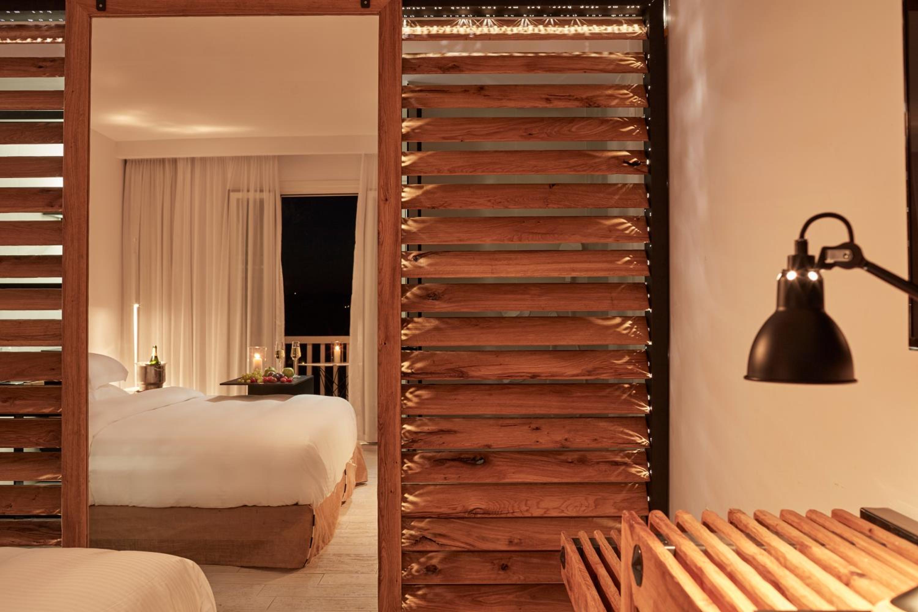 Grand Executive Suite with Private Pool - Photo 4