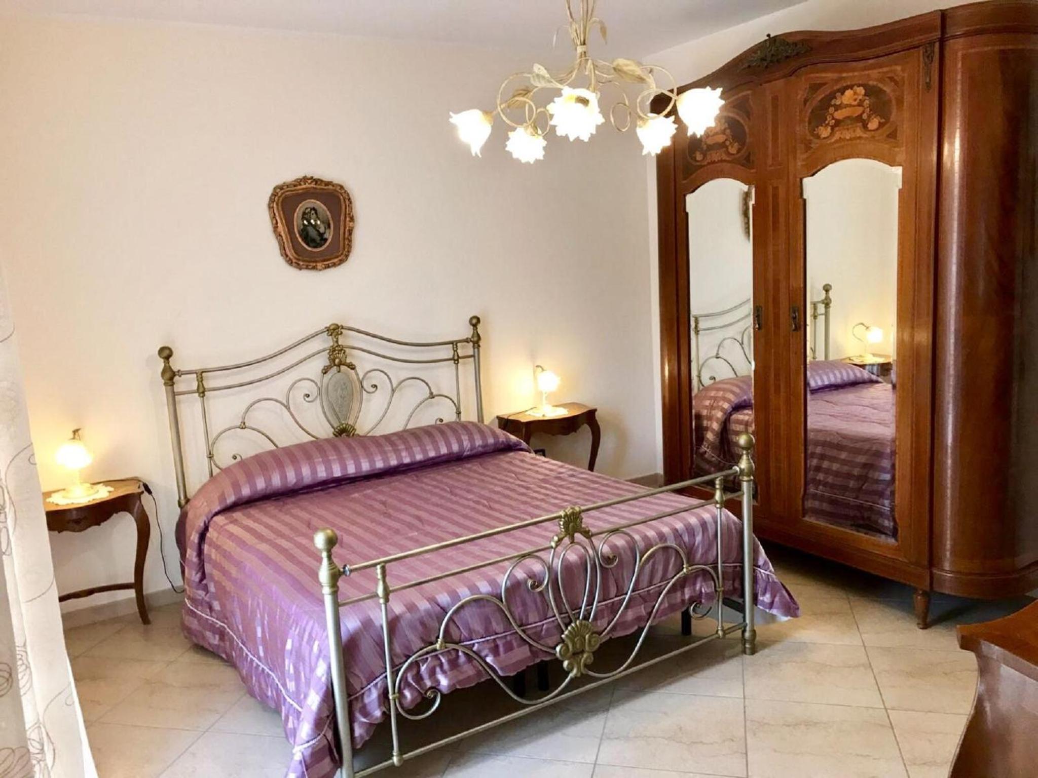 Six-Bedroom House - Photo 1