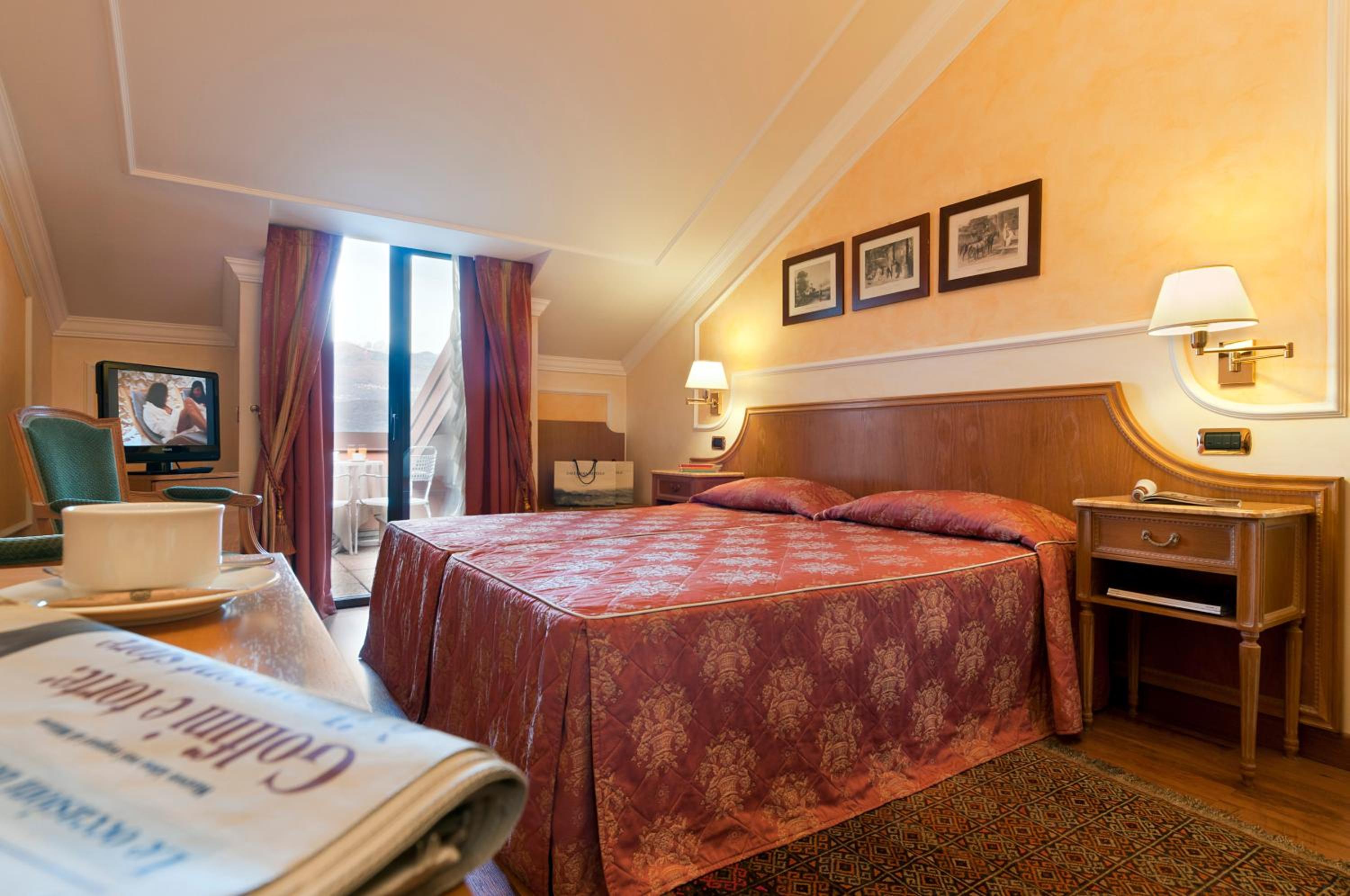 Classic Double Room with lake or side pool view - Photo 2