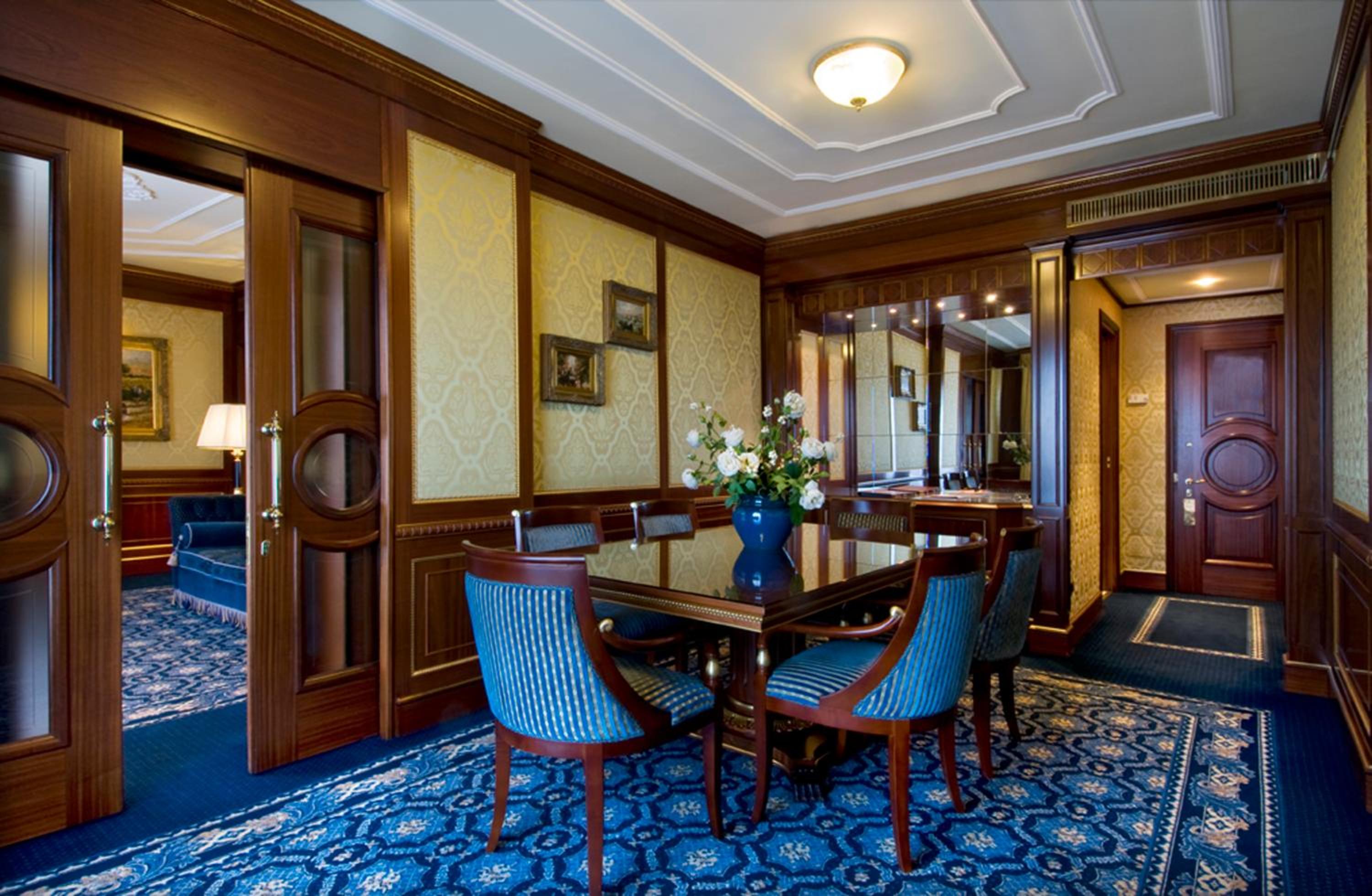 Maxi Presidential Suite with Lake View