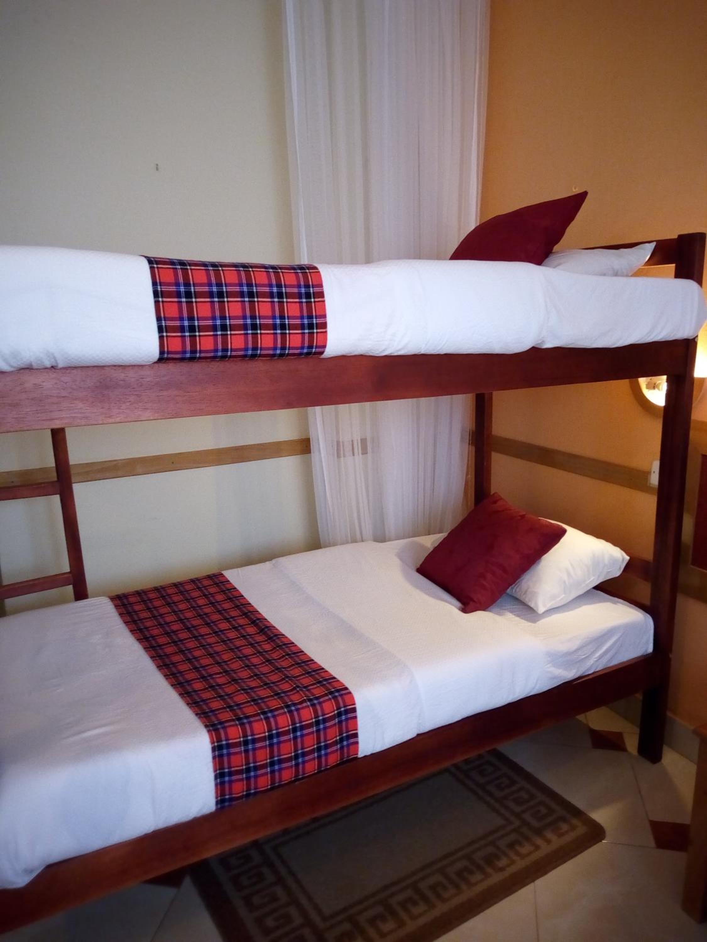 Quadruple Room with Private Bathroom photo 3