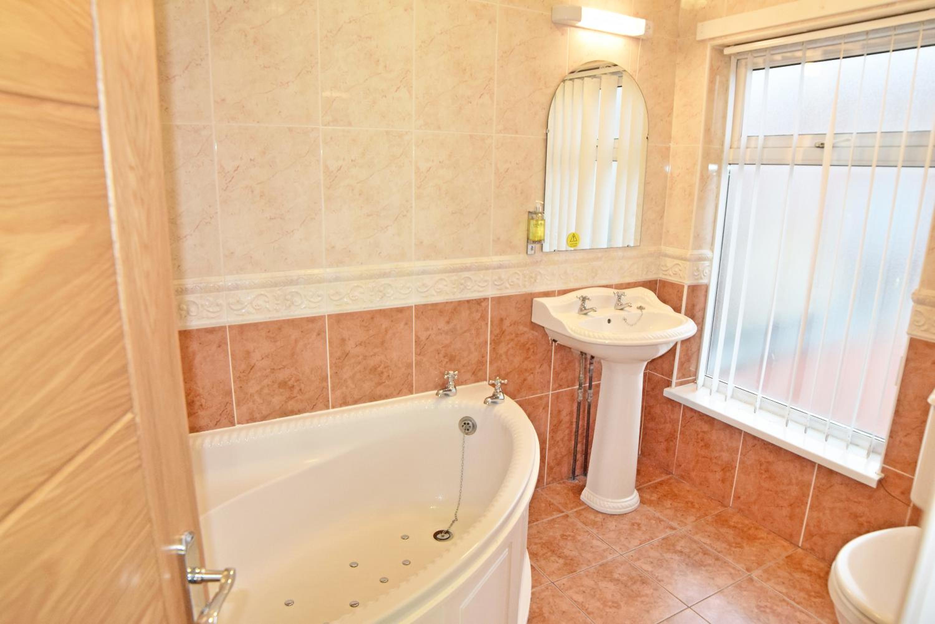 Four-poster Double with Spa Bath - Photo 6