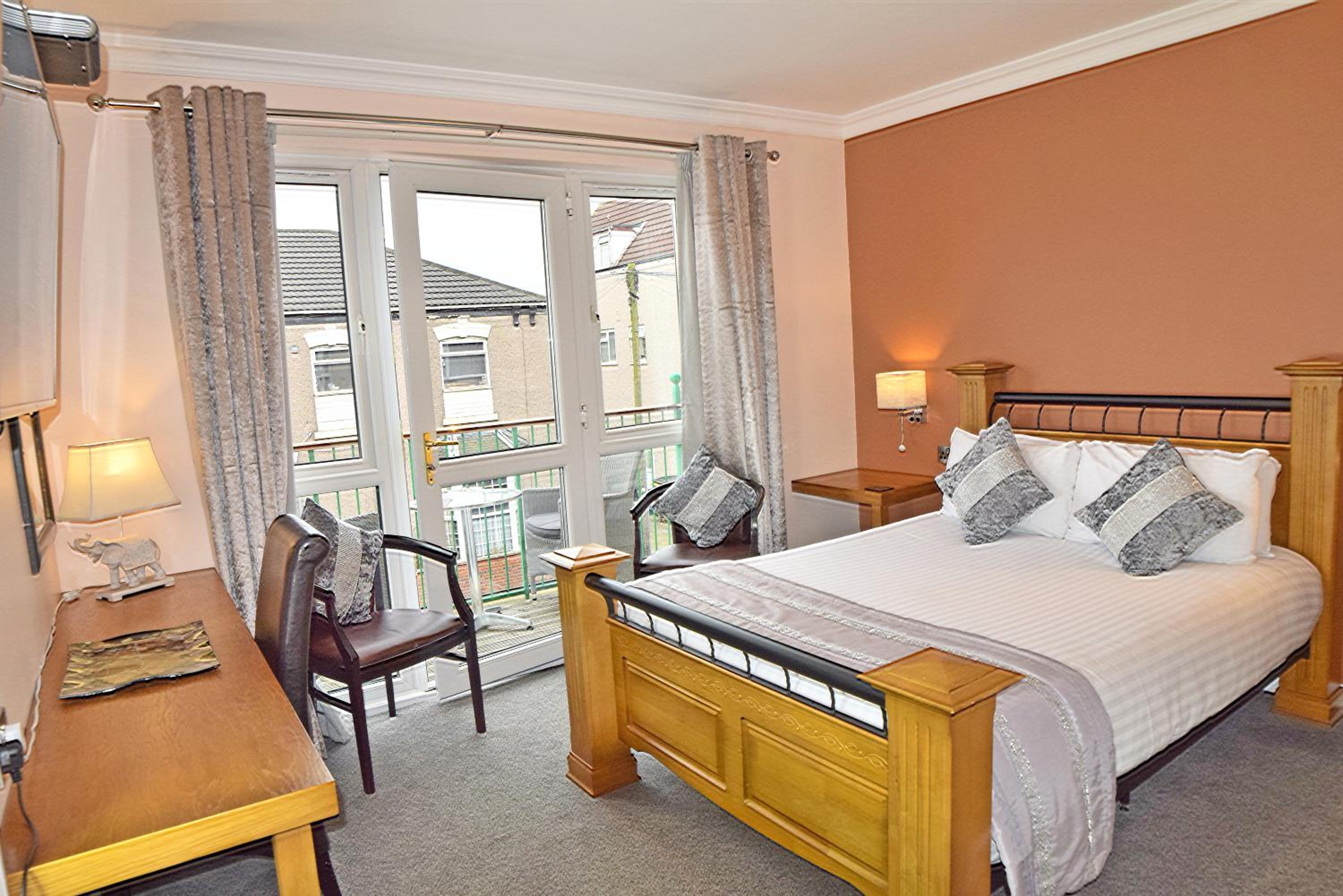 Executive Double with Balcony and Spa Bath - Photo 12