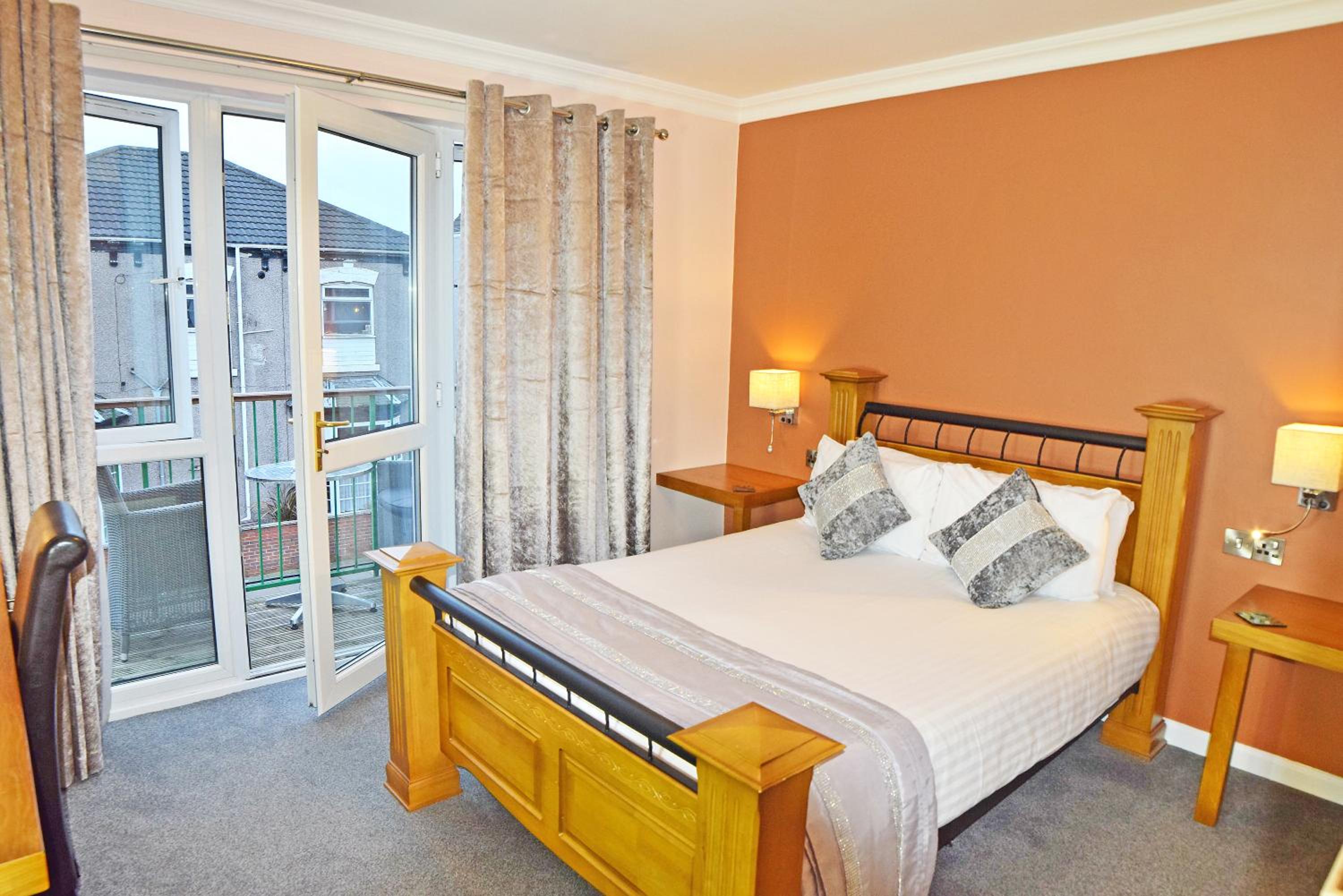 Executive Double with Balcony and Spa Bath - Photo 1