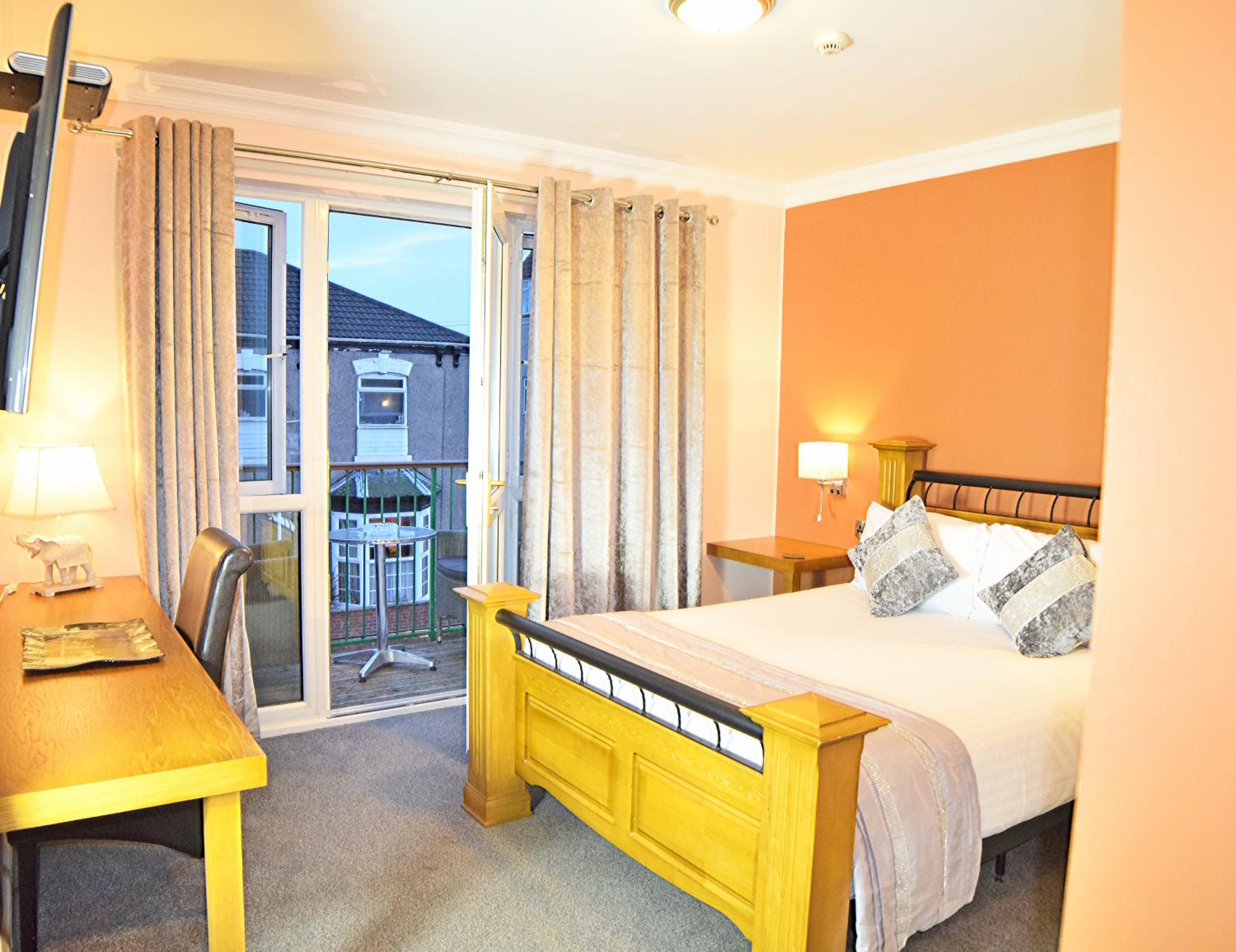Executive Double with Balcony and Spa Bath - Photo 3