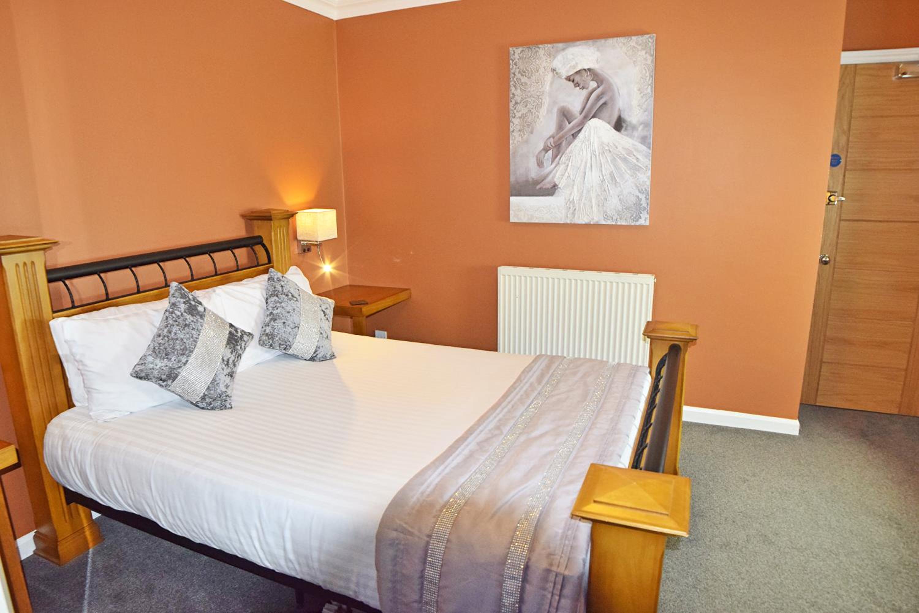 Executive Double with Balcony and Spa Bath - Photo 7