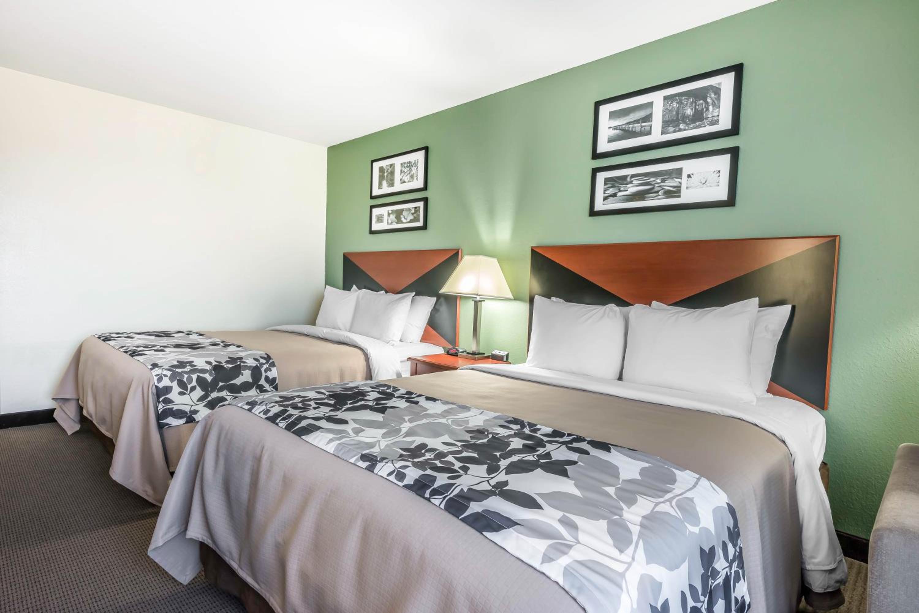 Queen Room with Two Queen Beds - Non-Smoking - Photo 5