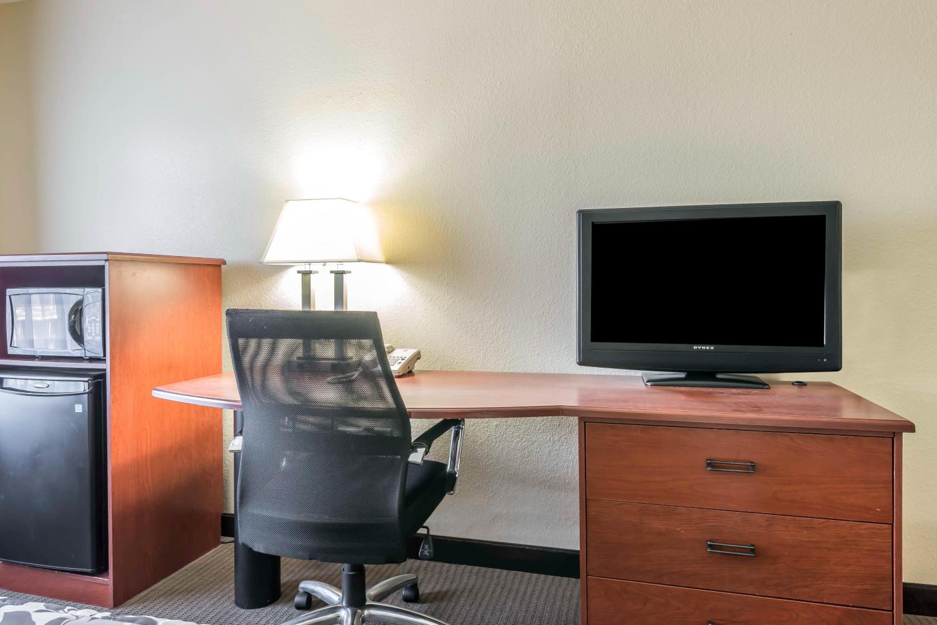 King Suite - Non-Smoking - Photo 6