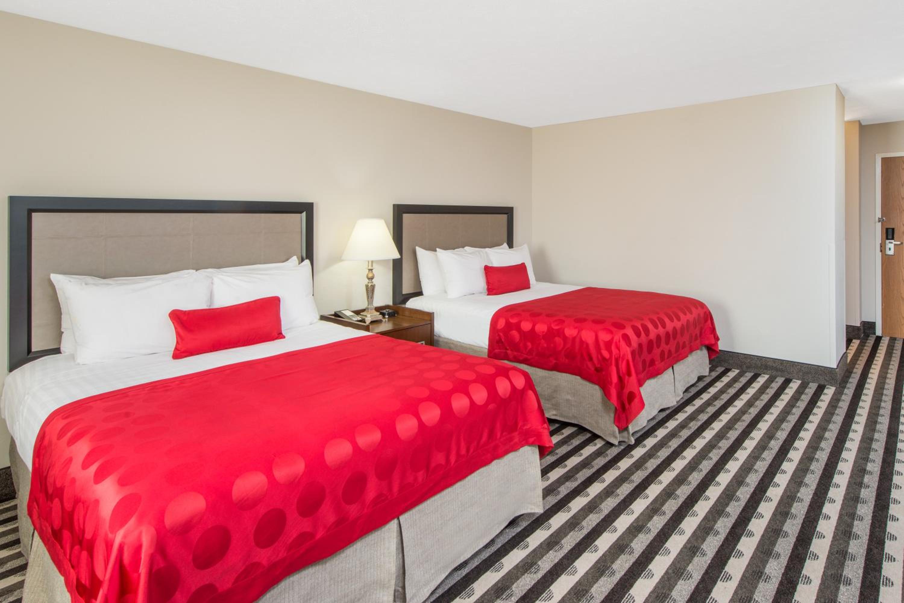 Queen Room with Two Queen Beds - Non-Smoking - Photo 5