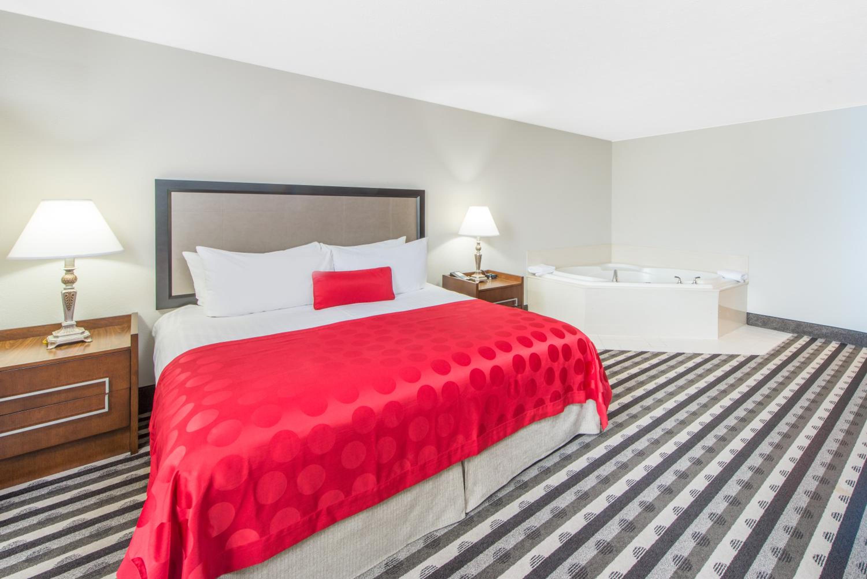 Deluxe King Room - Non-Smoking - Photo 5
