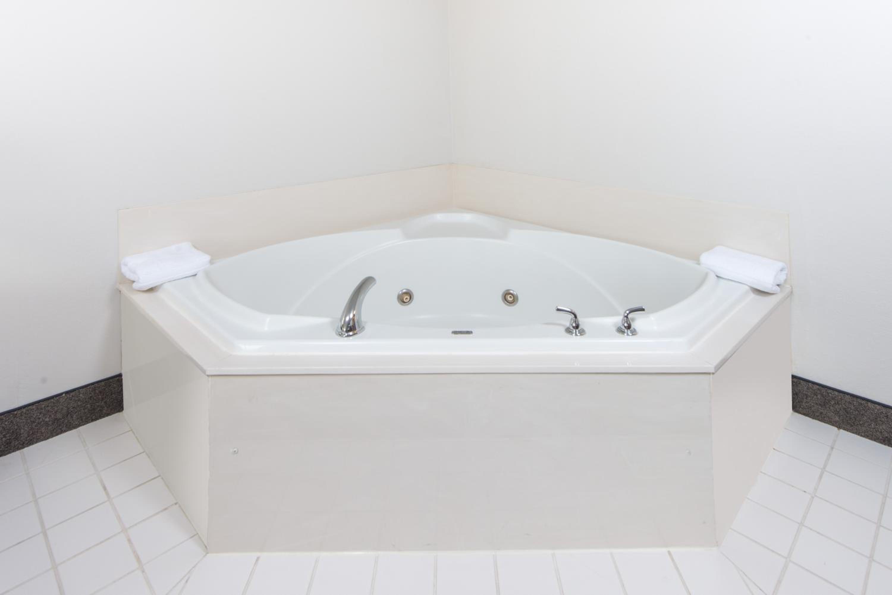 Deluxe King Room - Non-Smoking - Photo 6