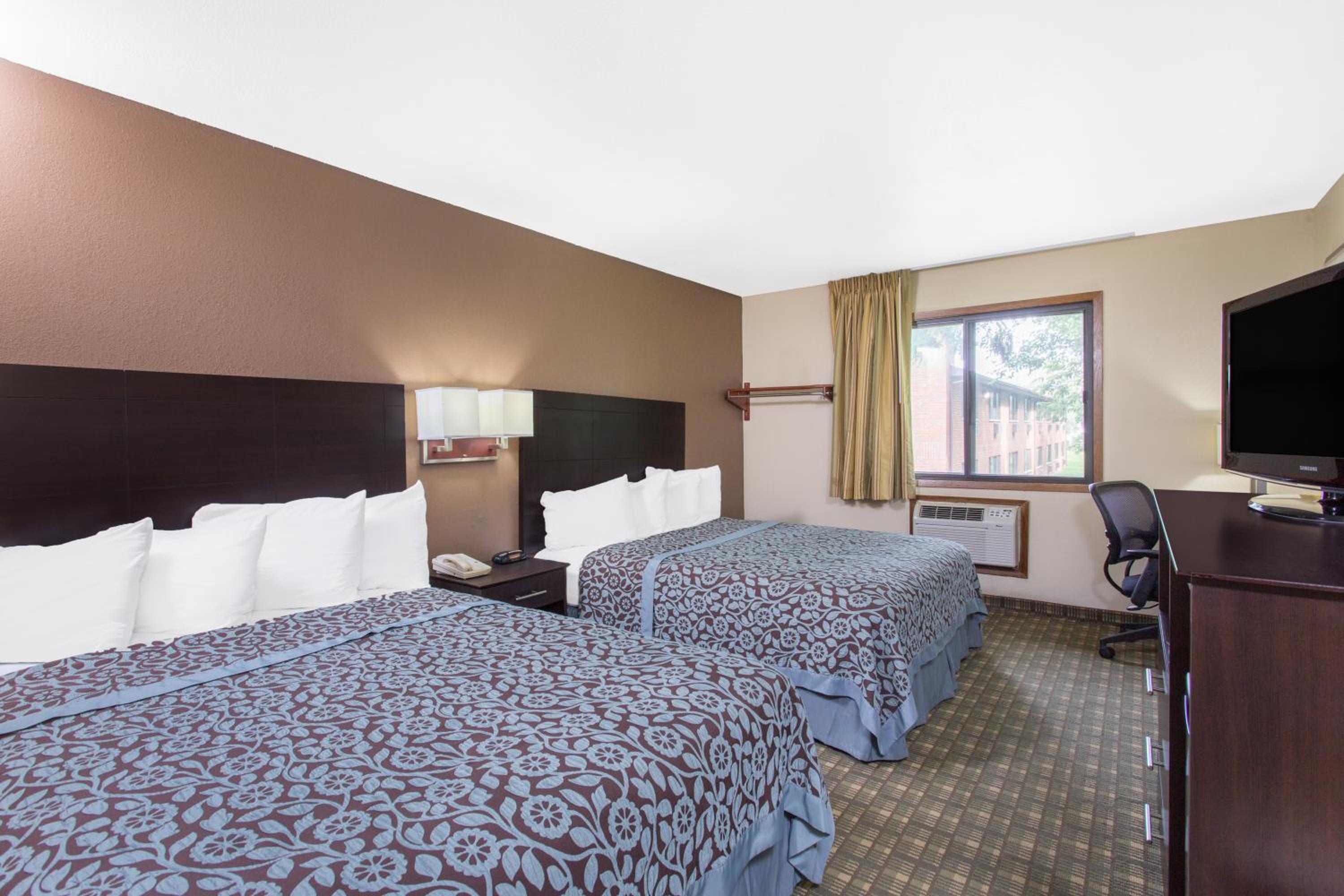 Queen Room with Two Queen Beds - Non-Smoking - Photo 5