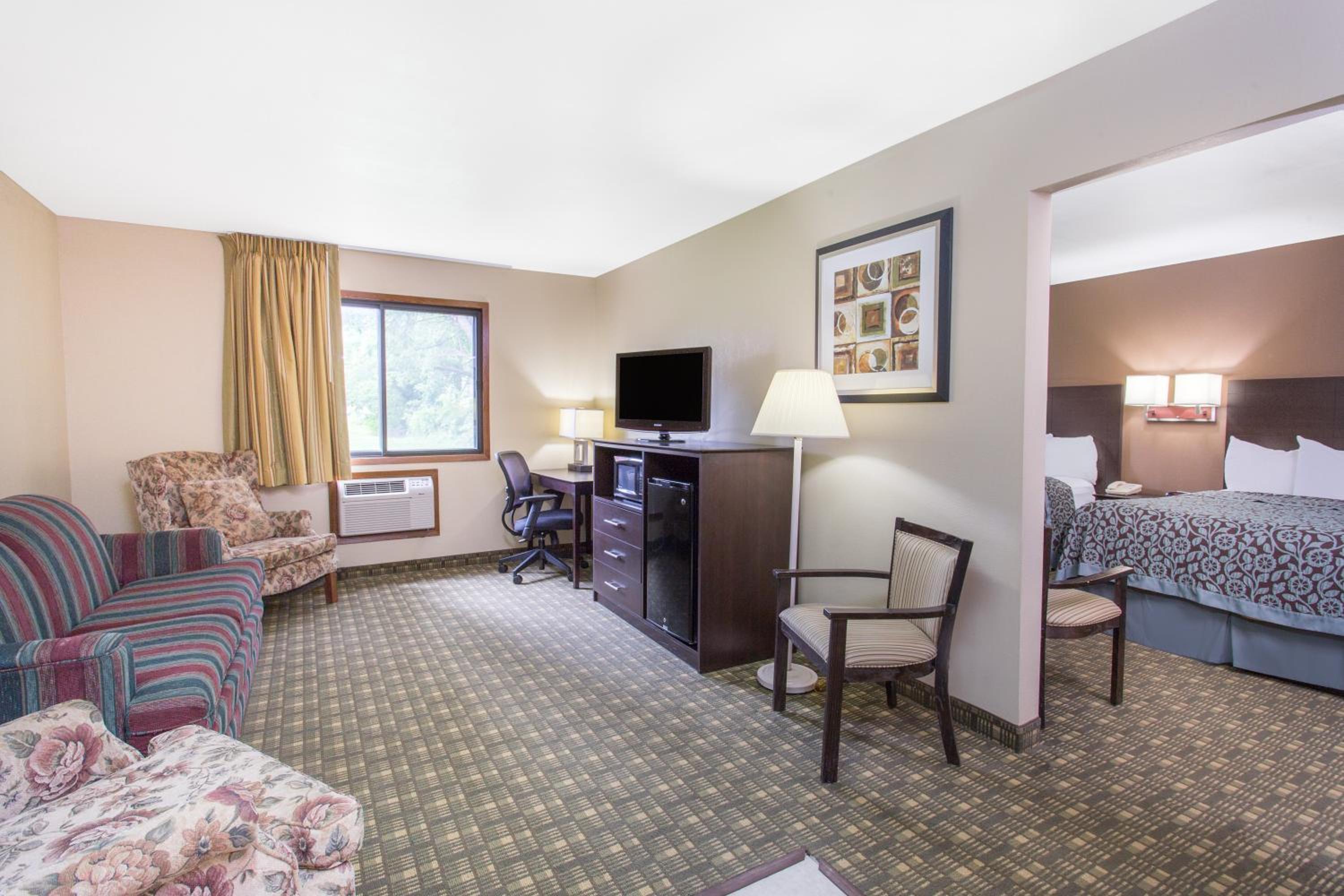 Queen Room with Two Queen Beds - Non-Smoking - Photo 4