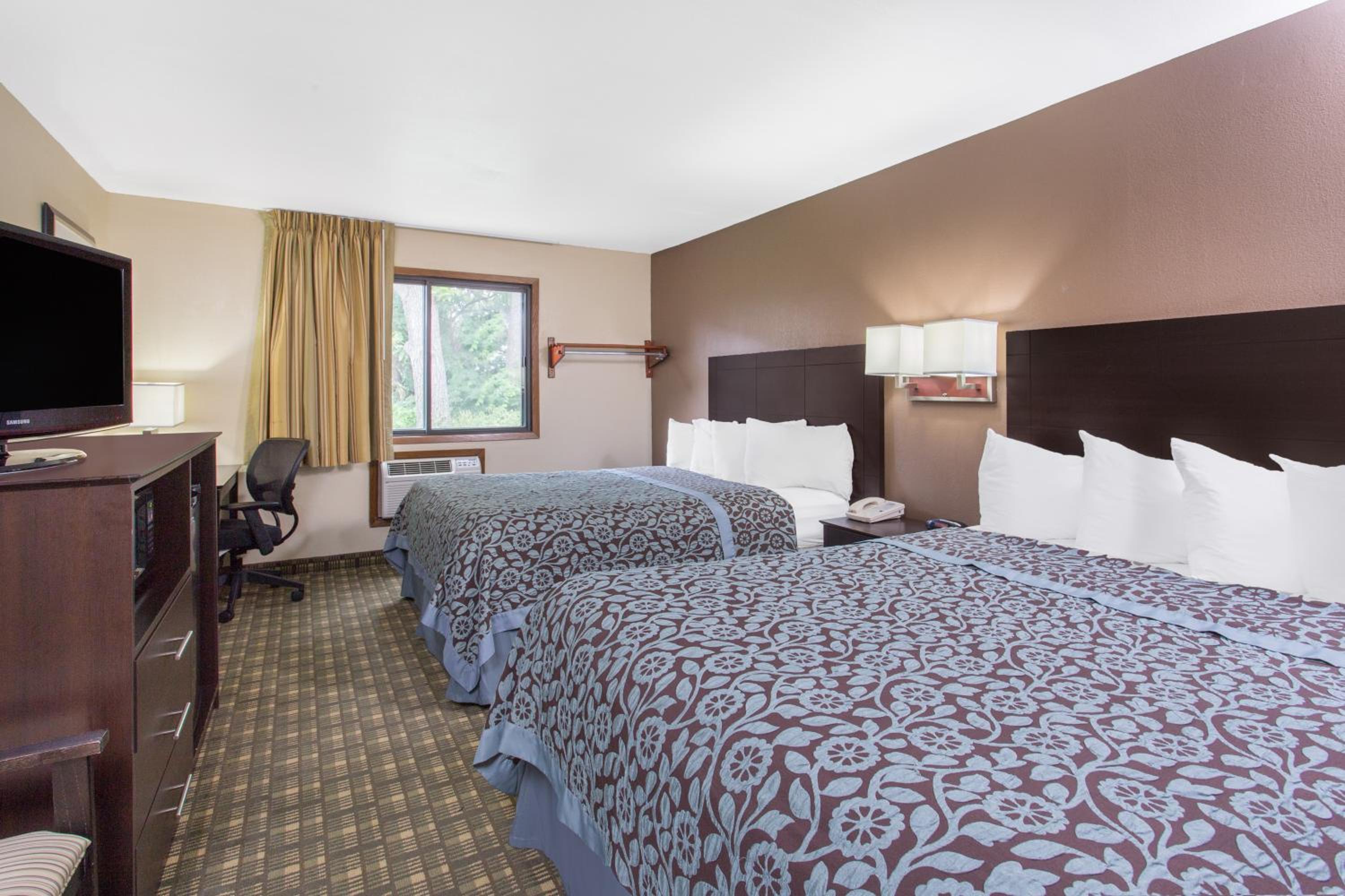 Queen Room with Two Queen Beds - Non-Smoking - Photo 3