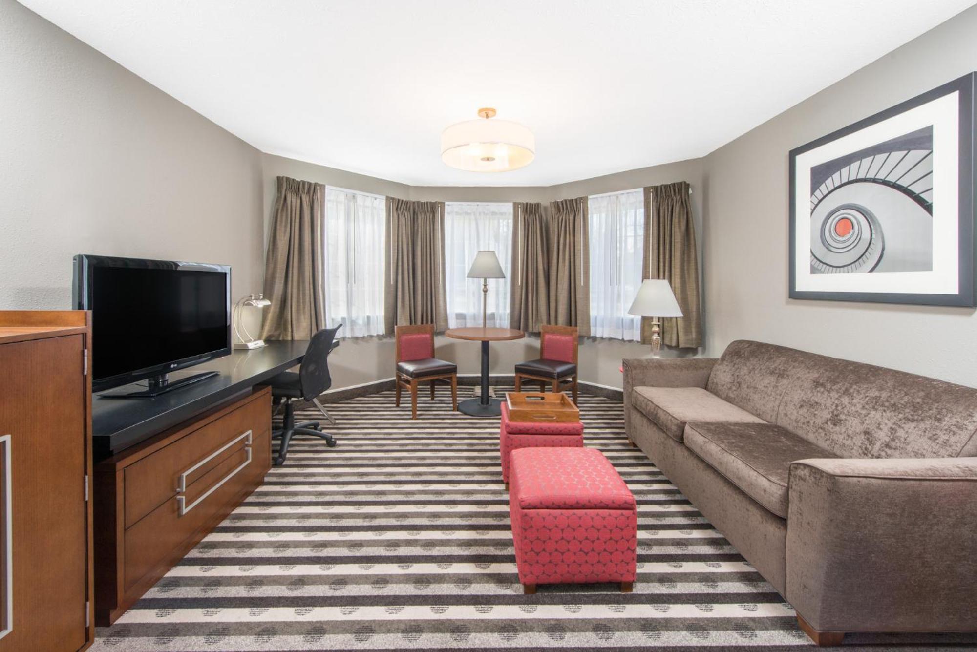 Studio King Suite - Non-Smoking - Photo 3
