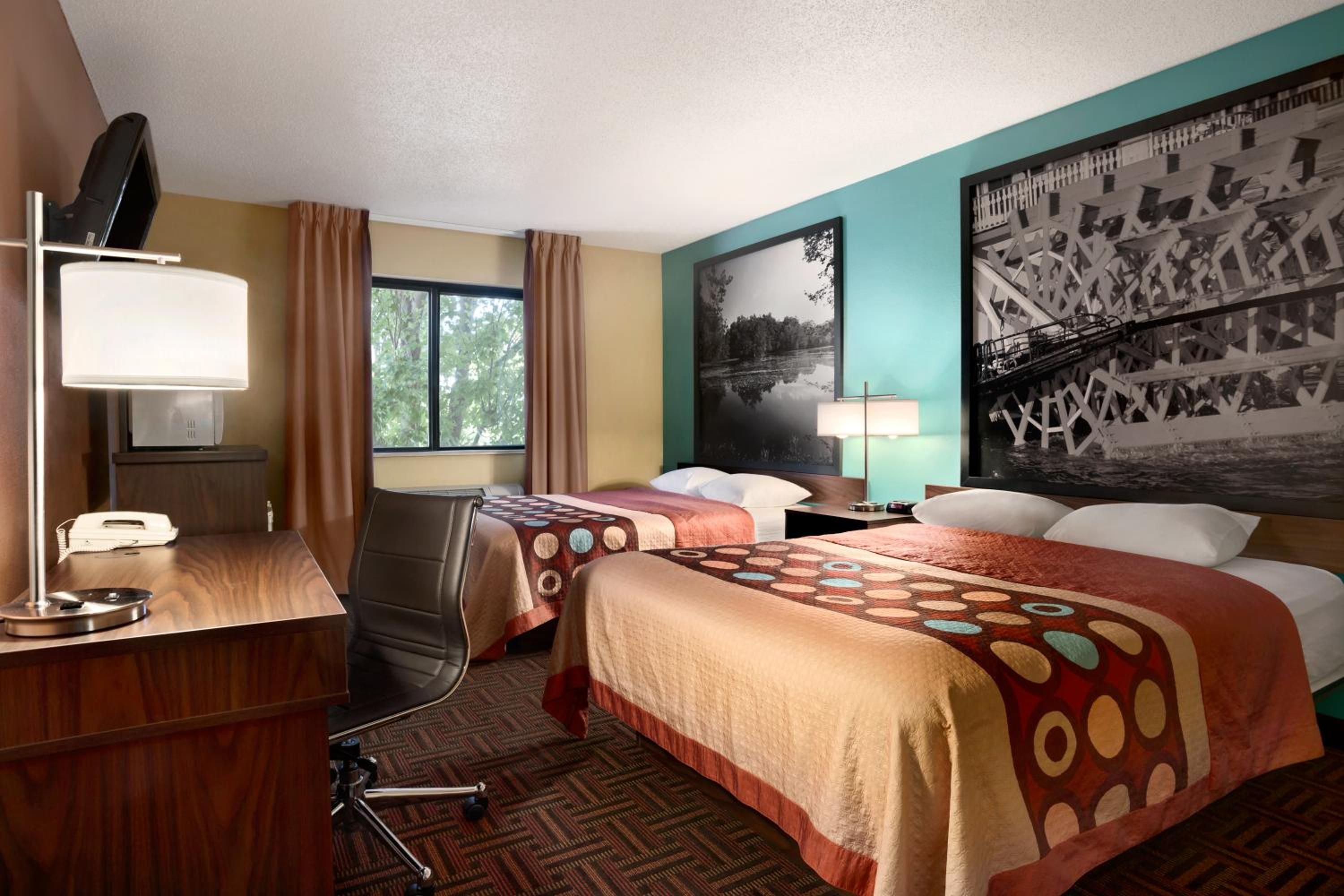 Queen Room with Two Queen Beds - Non-Smoking - Photo 4