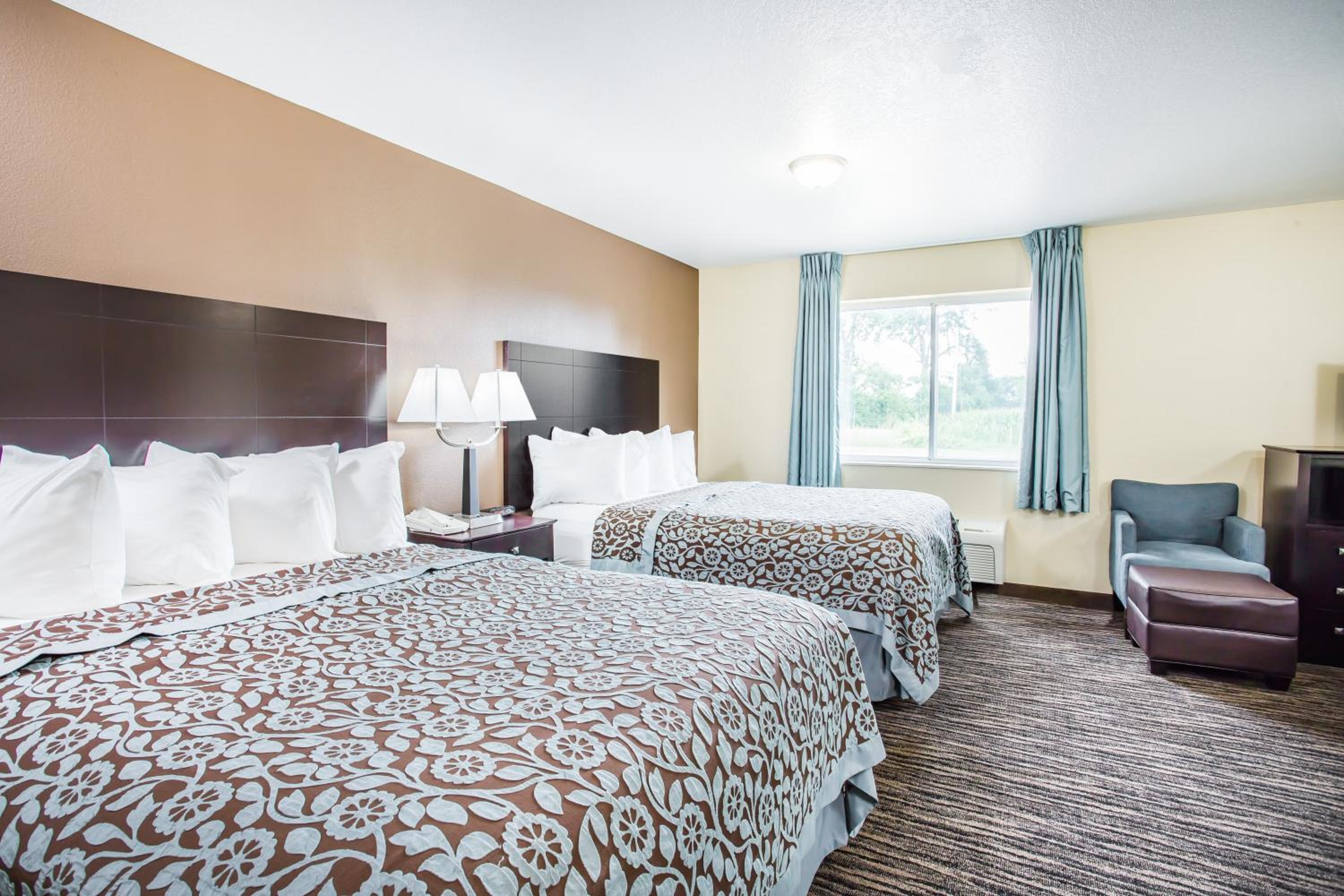 Queen Room with Two Queen Beds - Non-Smoking - Photo 3