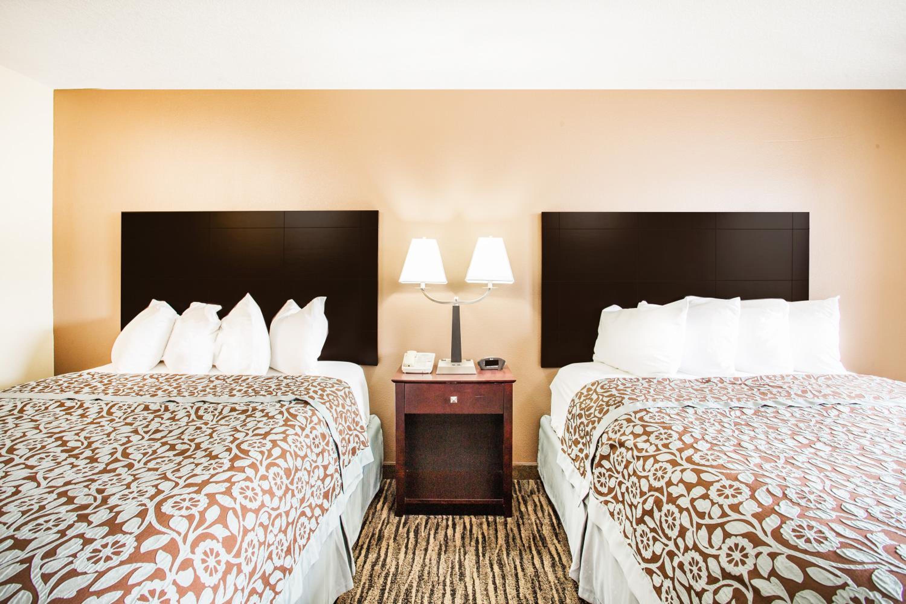 Queen Room with Two Queen Beds - Non-Smoking - Photo 5