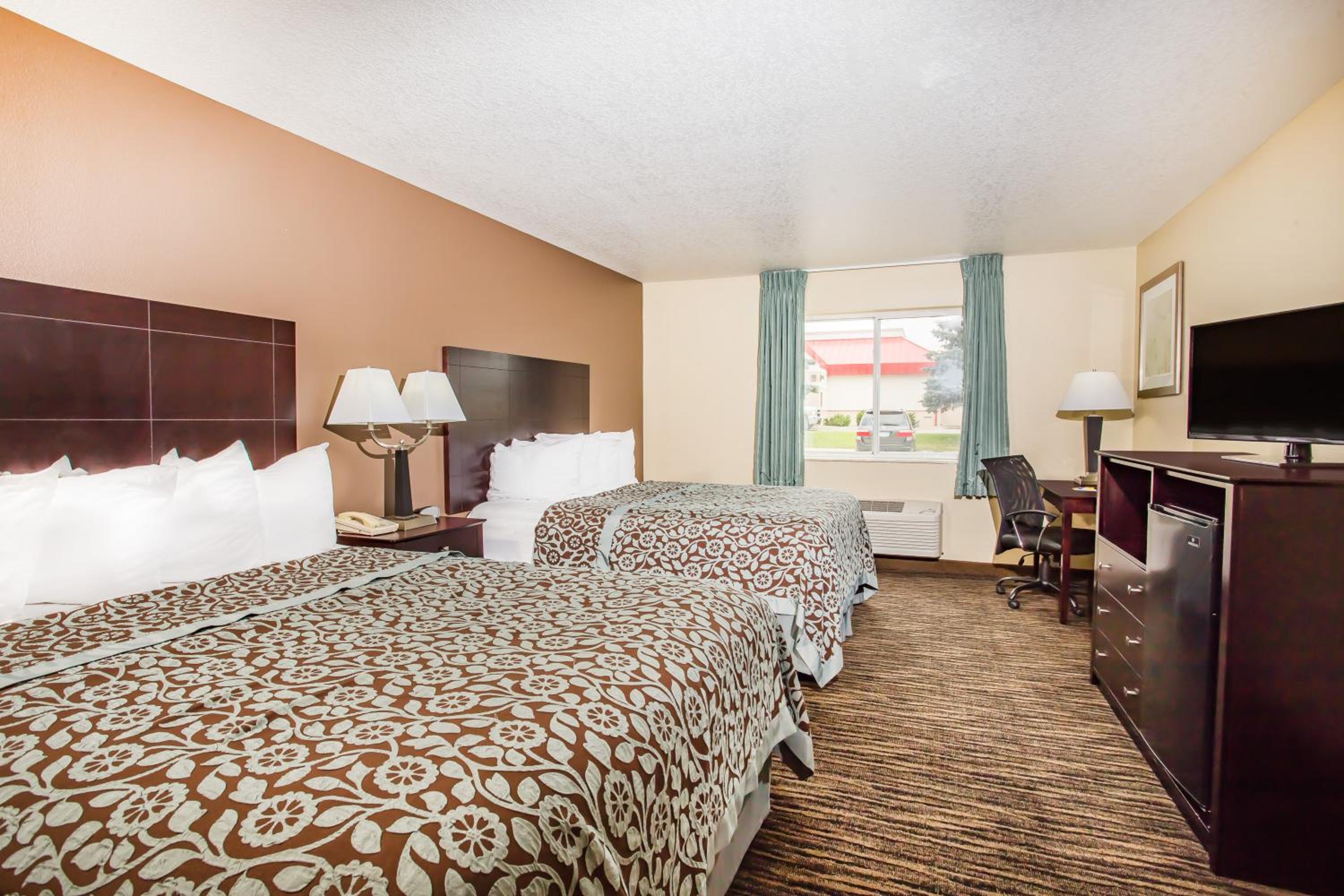 Queen Room with Two Queen Beds - Non-Smoking - Photo 4