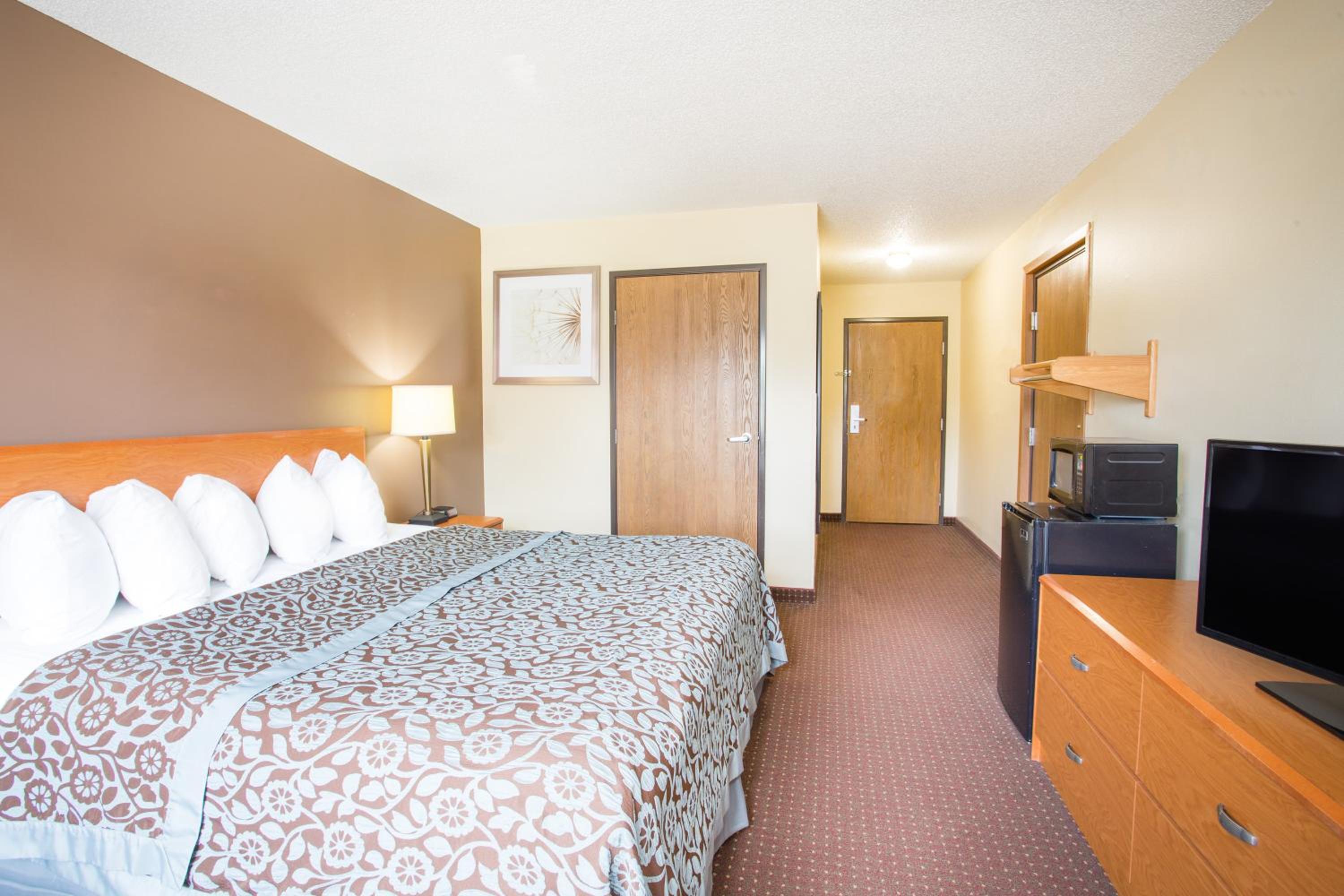 King Room - Non-Smoking - Photo 3