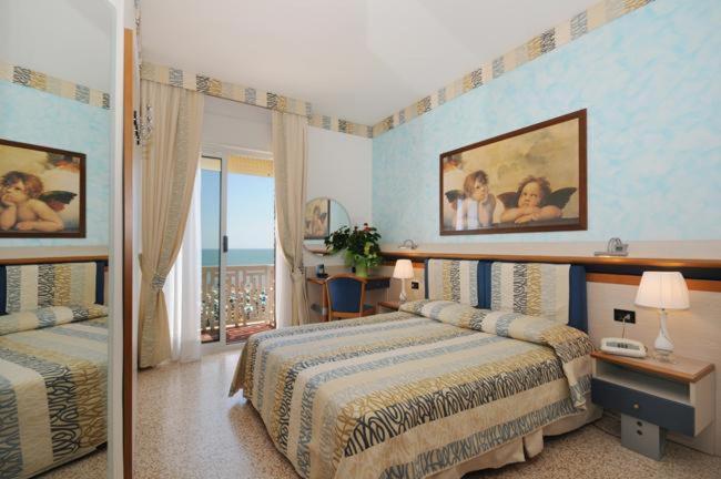 Double or Twin Room with Front Sea View