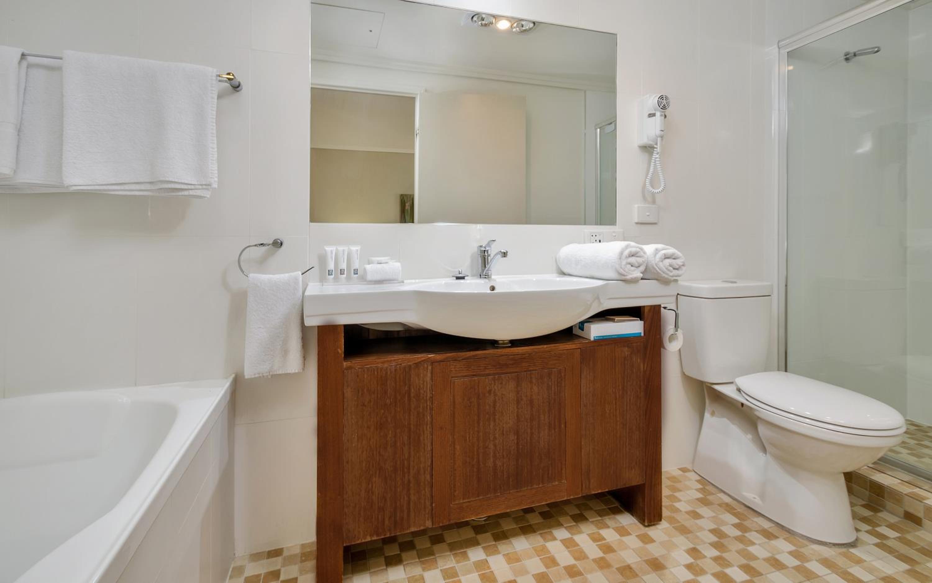 Family Room with Spa Bath photo 3