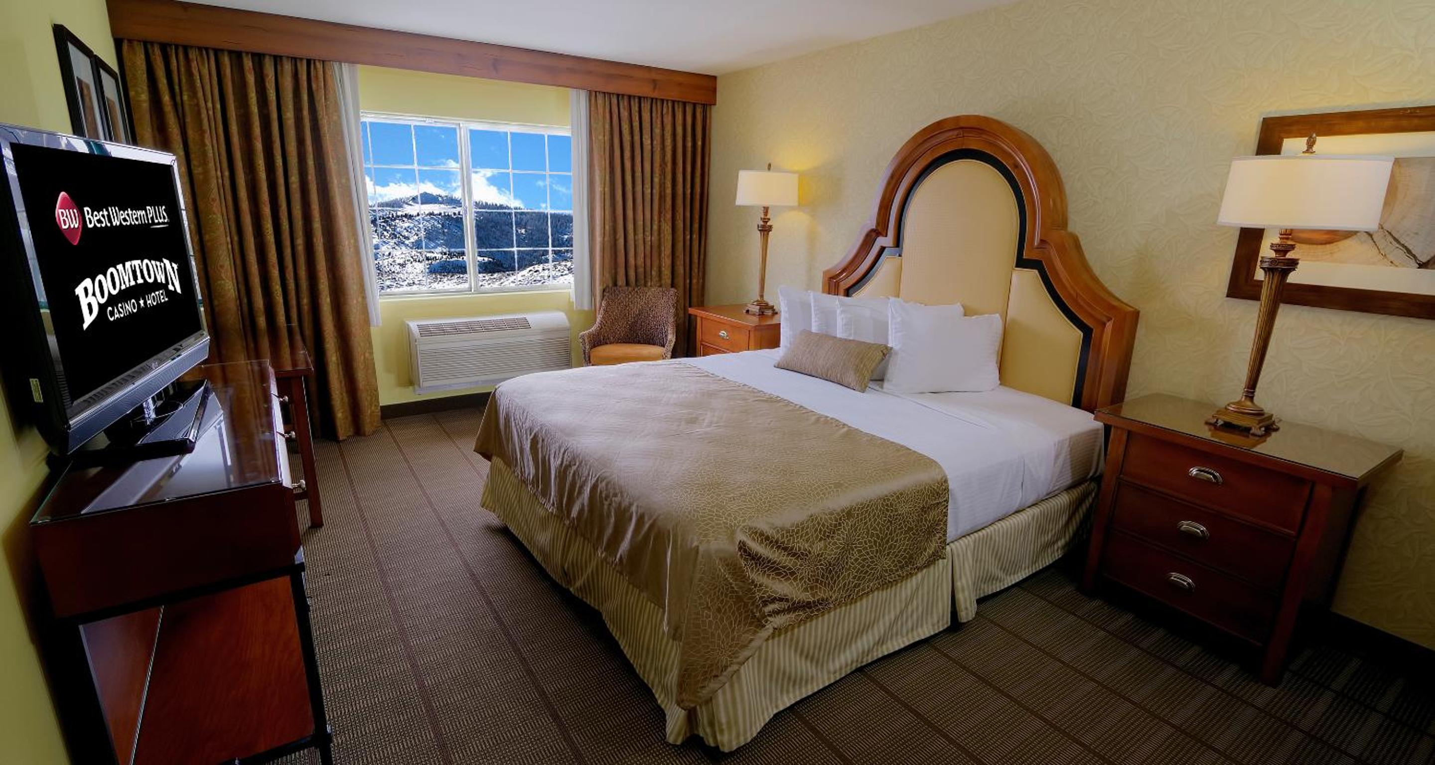 King Room with View - Non-Smoking - Photo 4