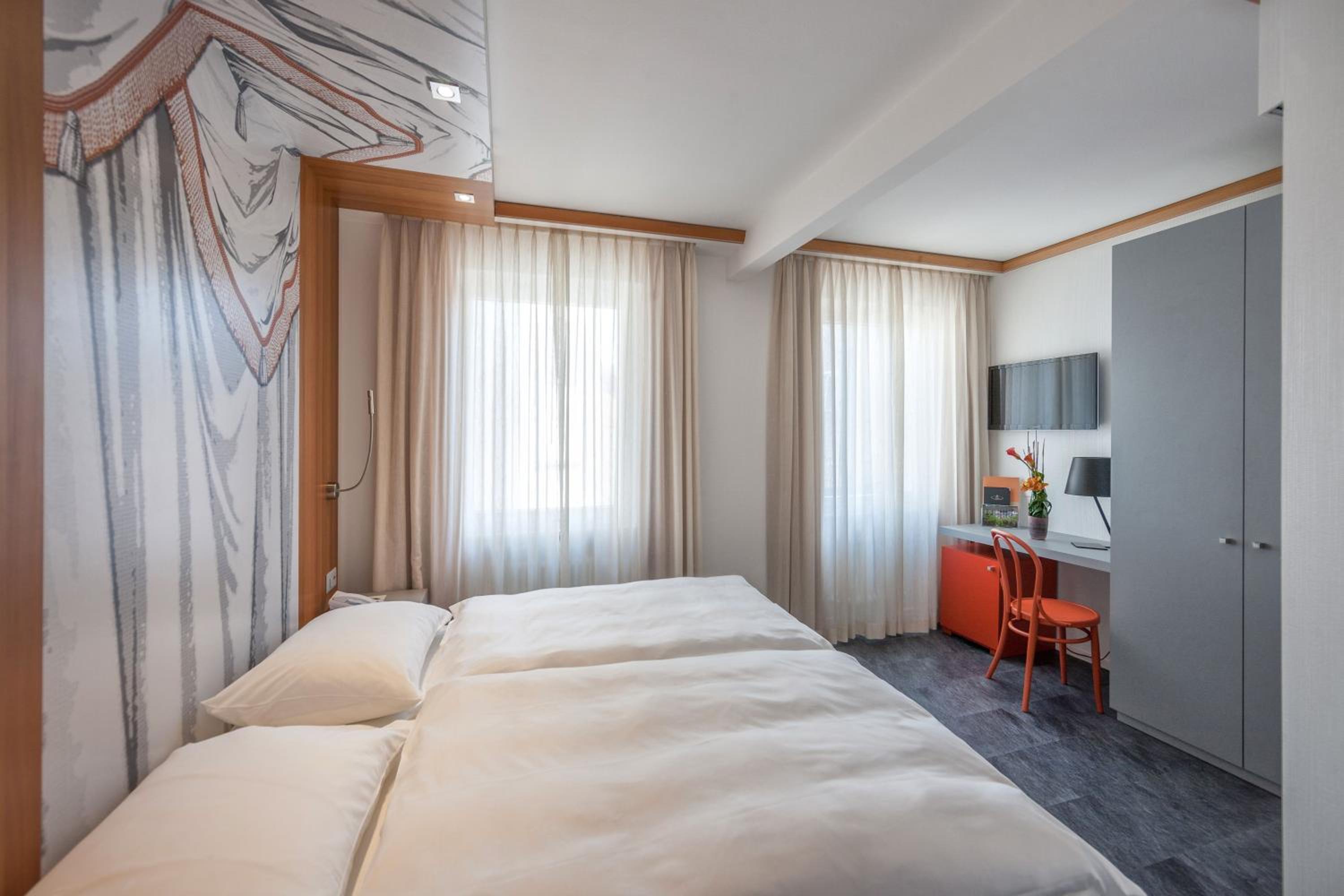 Economy Twin Room with Courtyard View  photo 2
