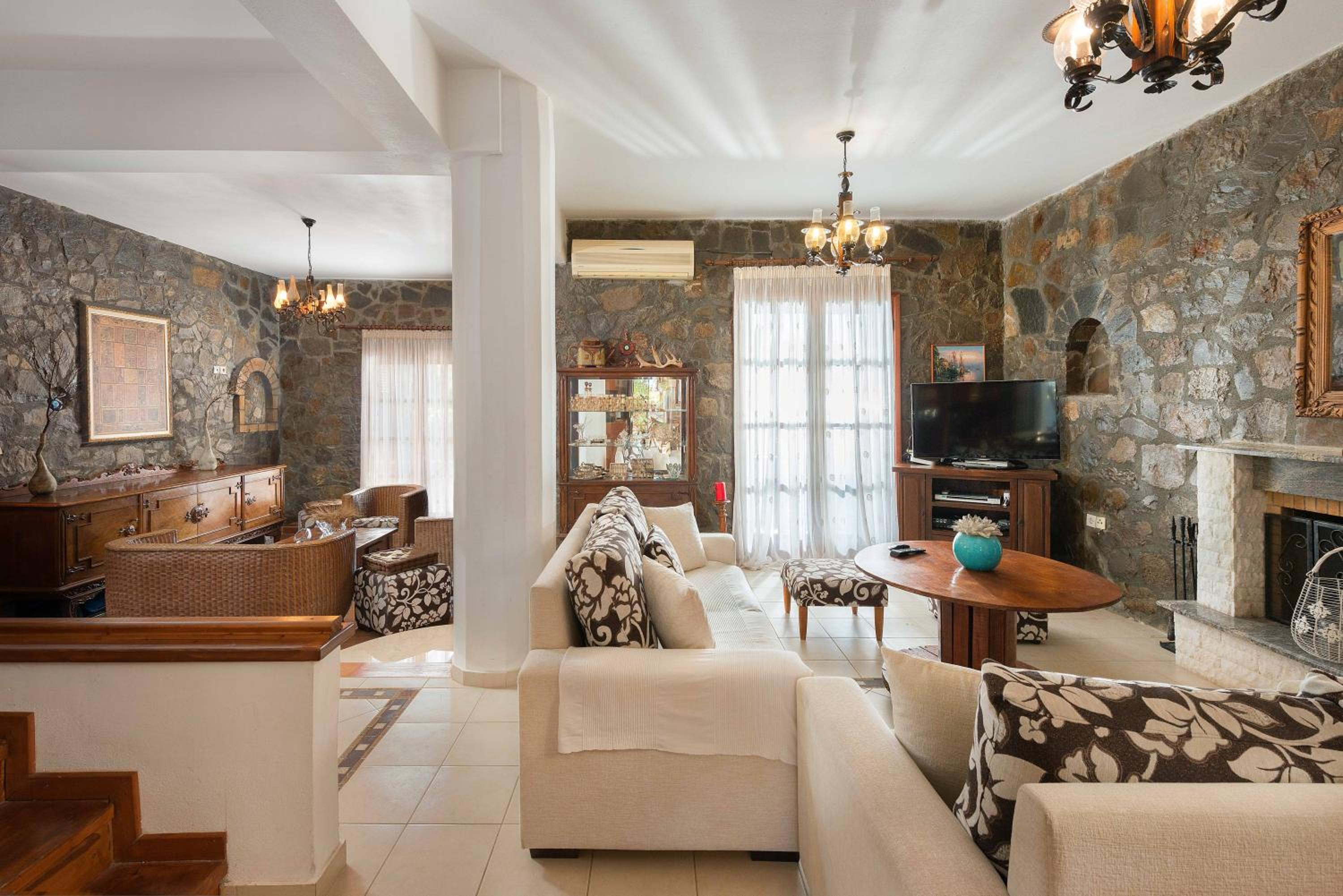 Five-Bedroom House photo 3