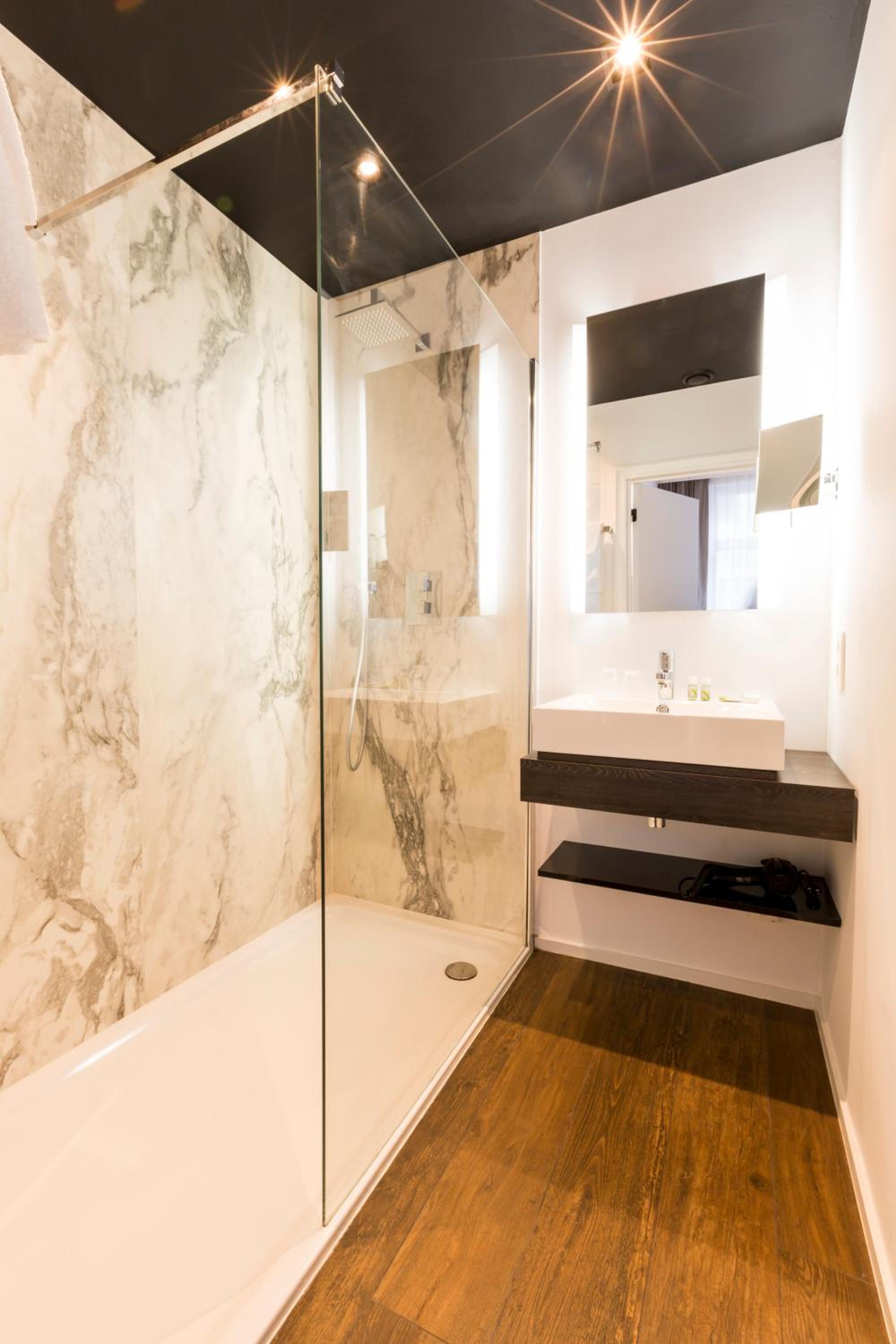 Standard Double Room - Photo 8