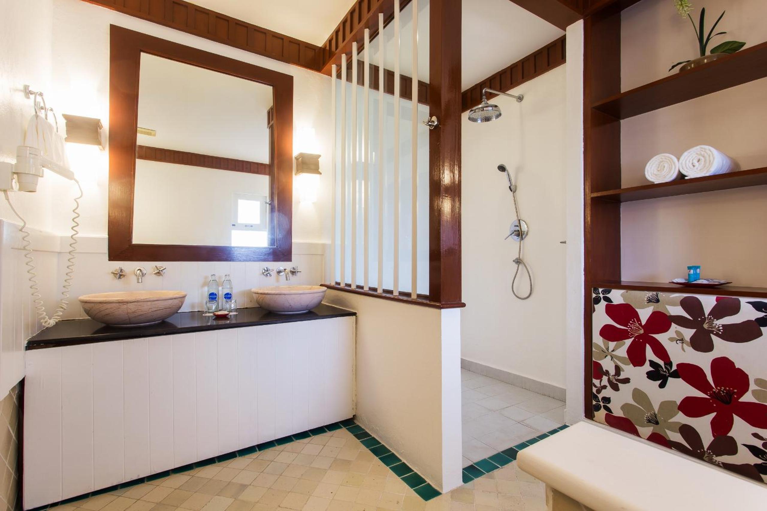 Deluxe Double or Twin Room - Photo 10