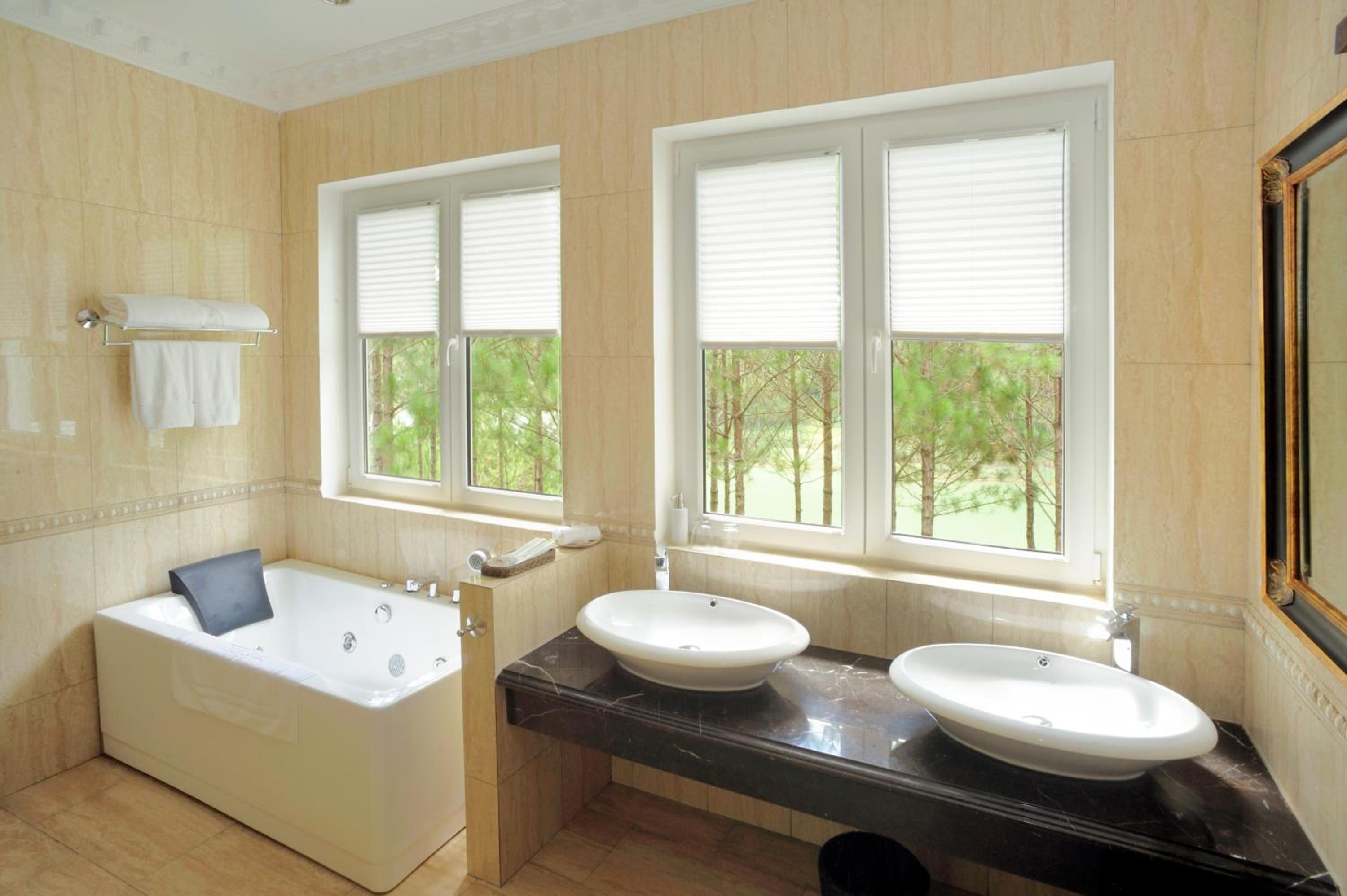 Luxury Double or Twin Room with Partial Lake View - Photo 8