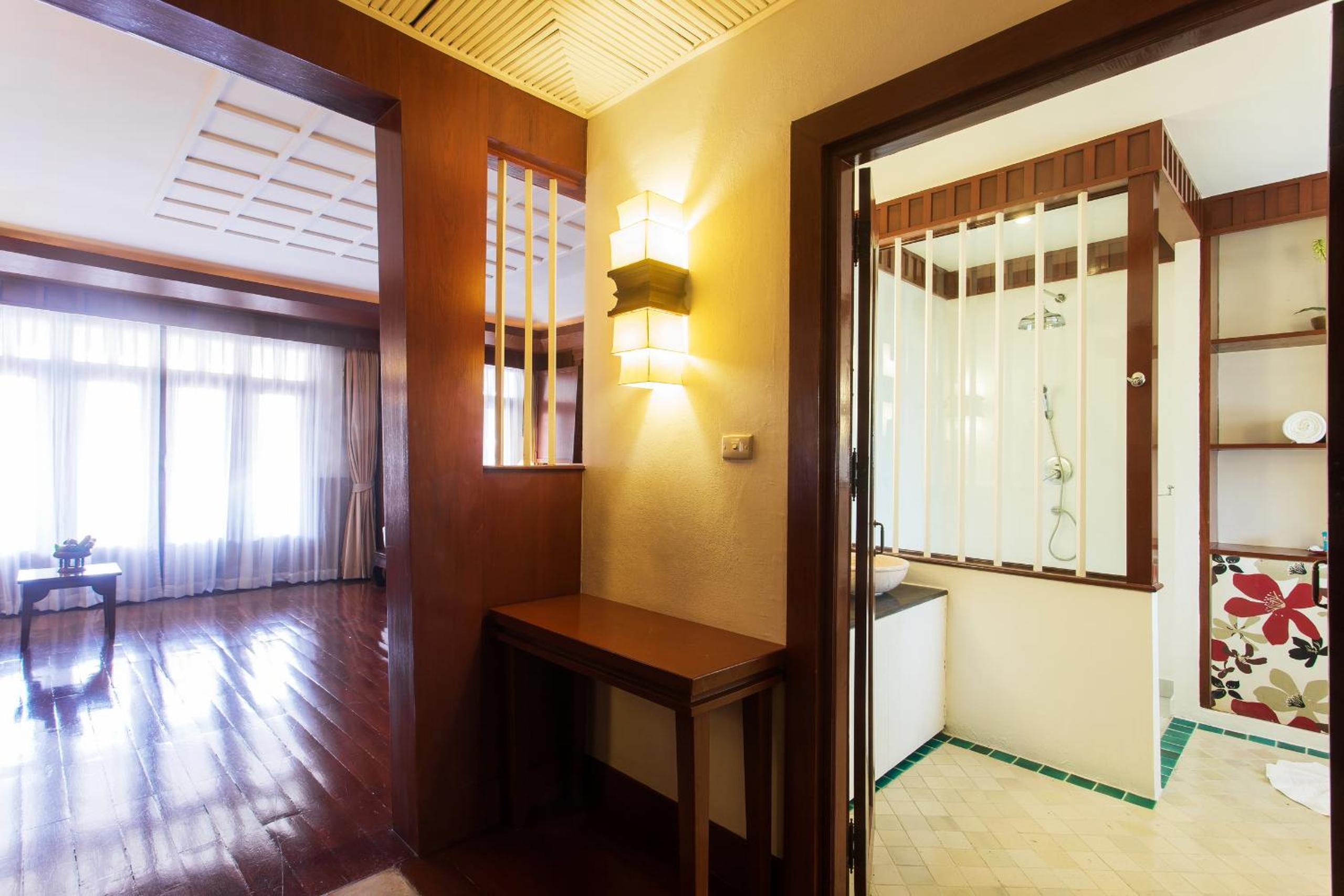 Deluxe Double or Twin Room - Photo 12