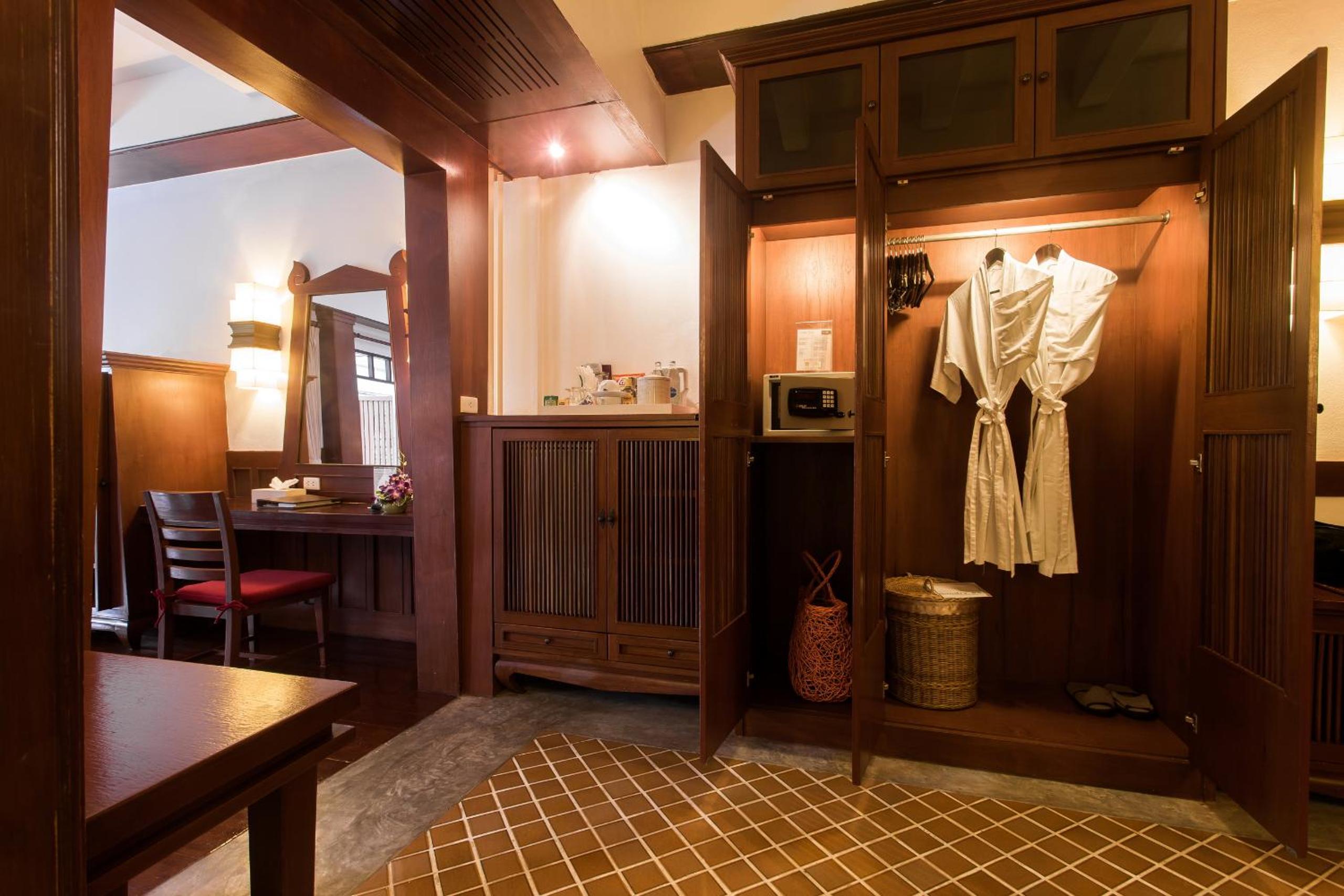 Deluxe Double or Twin Room with Pool Access - Photo 10